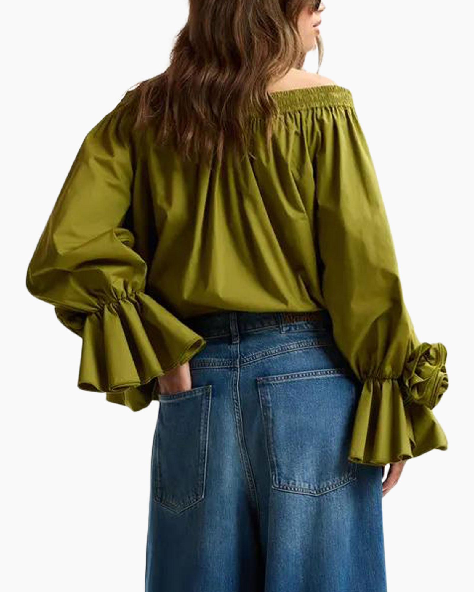 schouderbepaalde, olijfgroen, blouse, gerafelde mouwen, rozetaccent