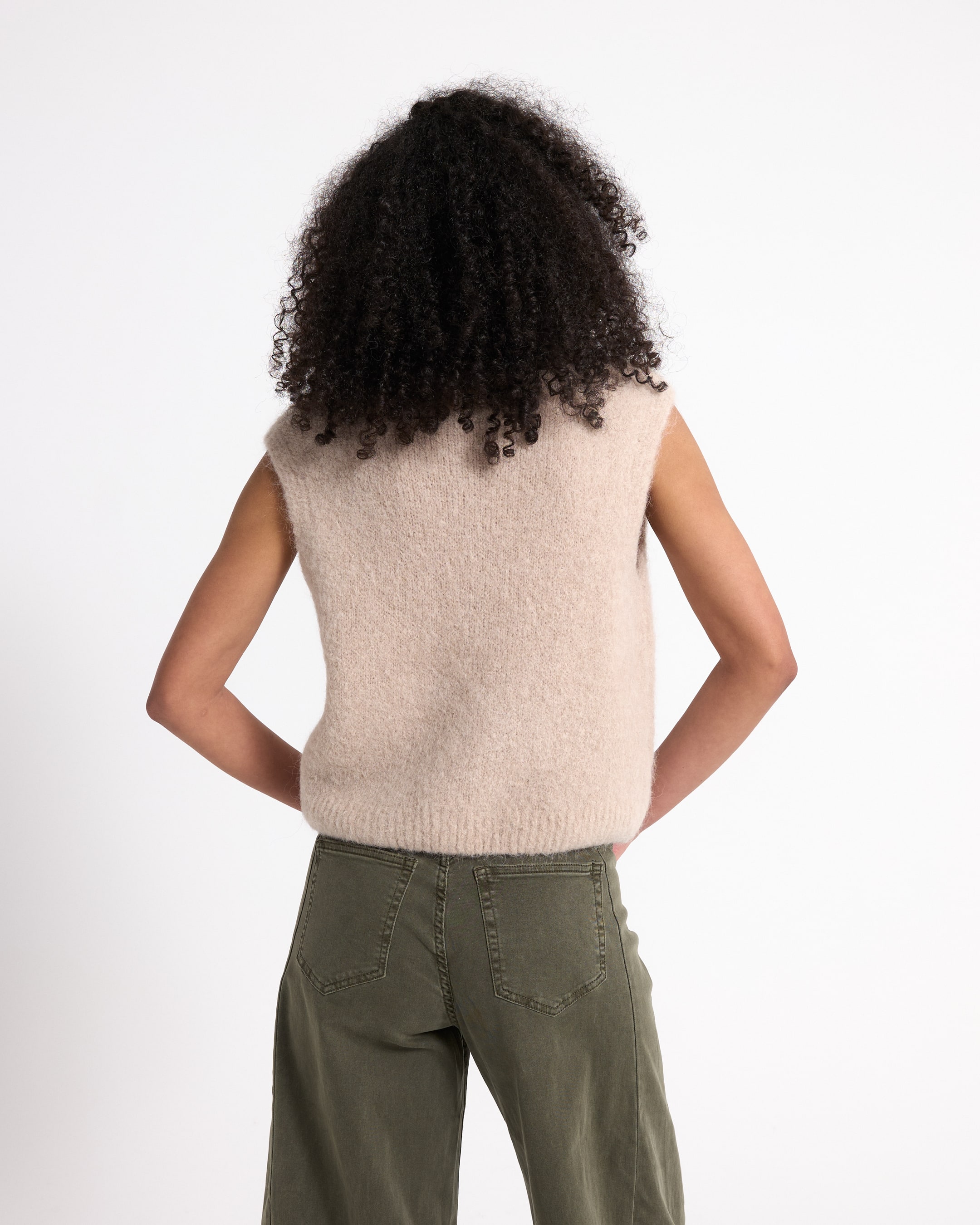 mouwloze trui, beige gebreide, vachtachtige textuur, tanktop, achterkant