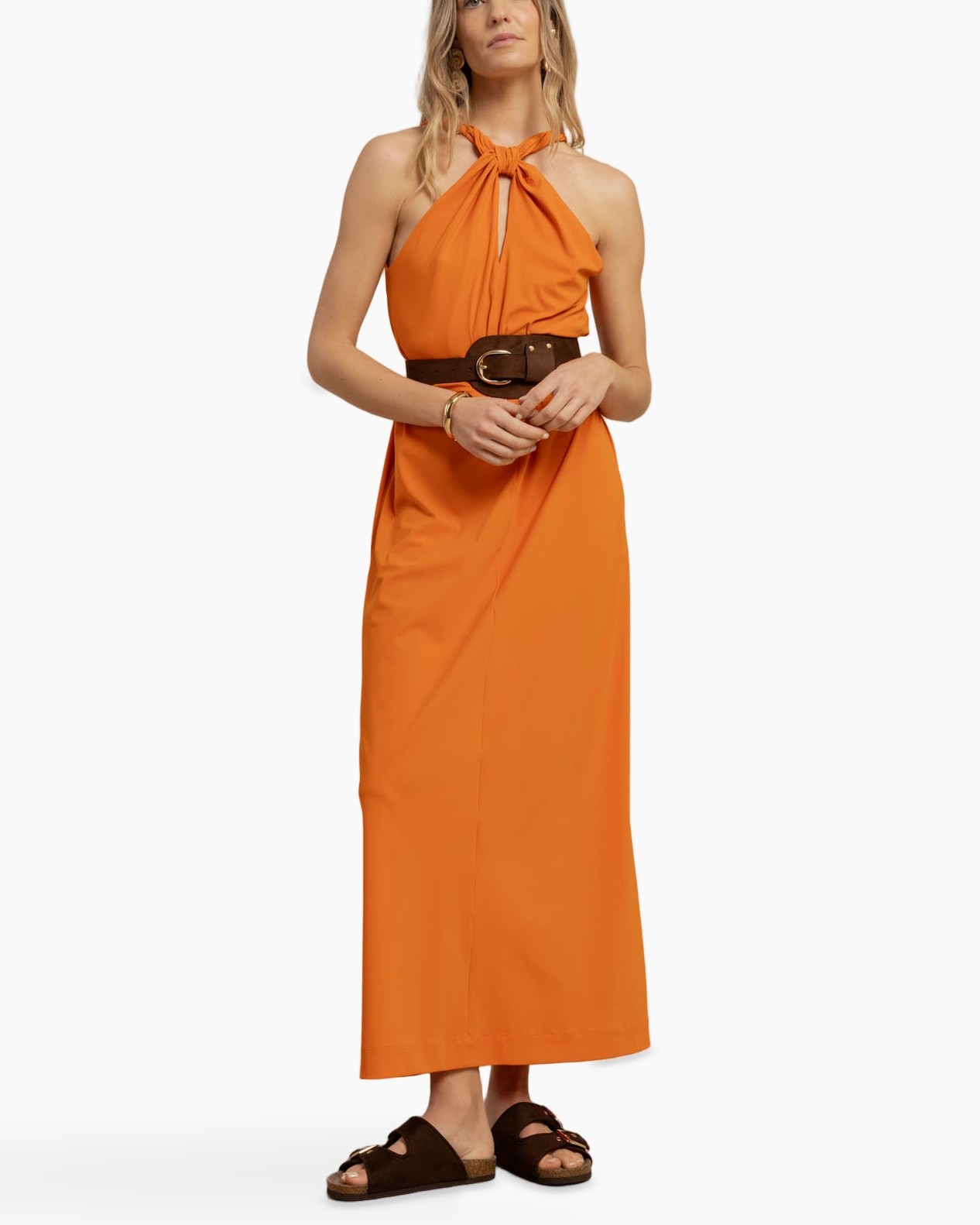 jurk, oranje jurk, halterneck, mouwloos, maxi lengte, zakken?, sandalen, zachte stof