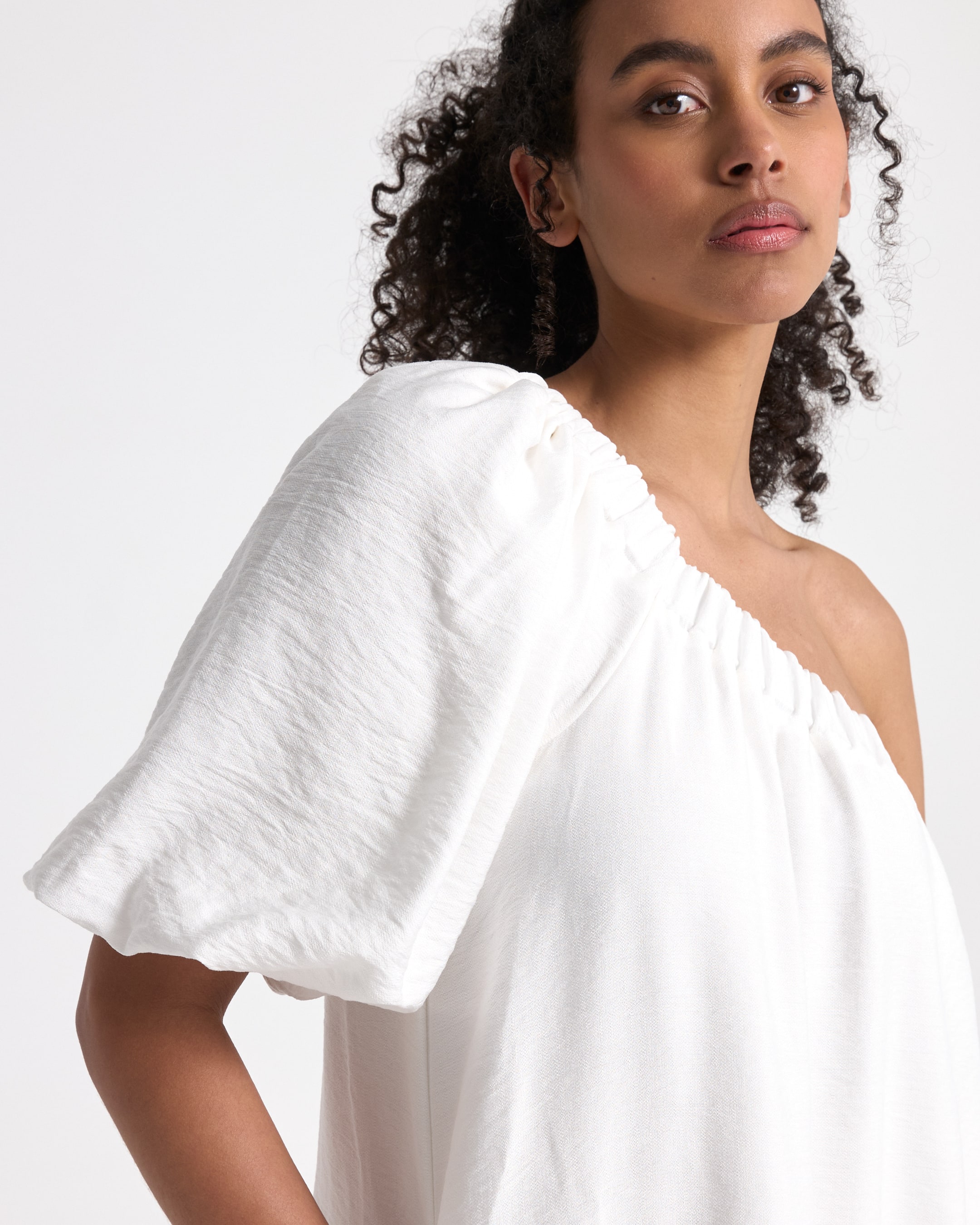 wit, een-schouder, linnen, korte-mouw, blouse