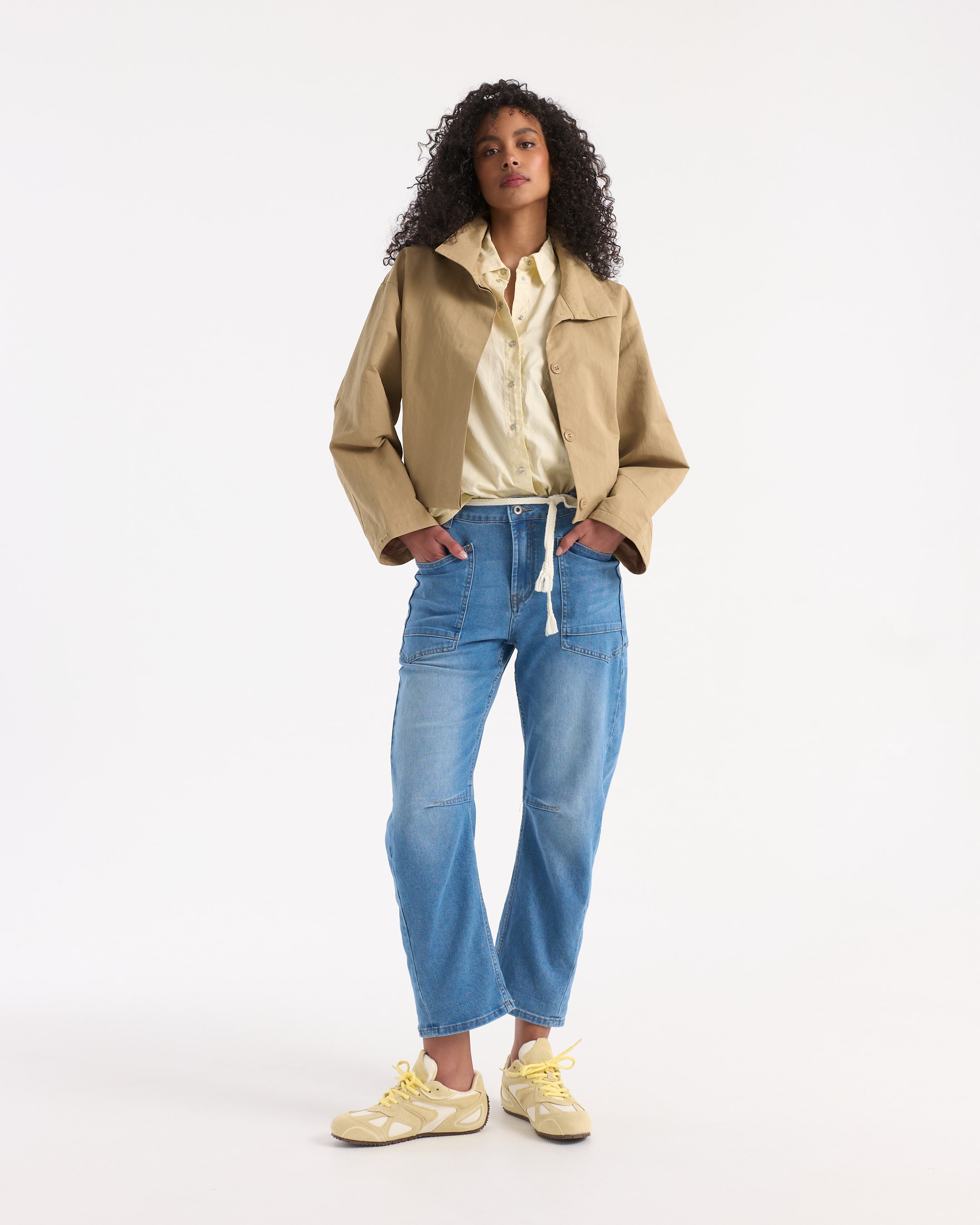 denim jeans, patch pockets, loose fit, beige jacket, yellow sneakers