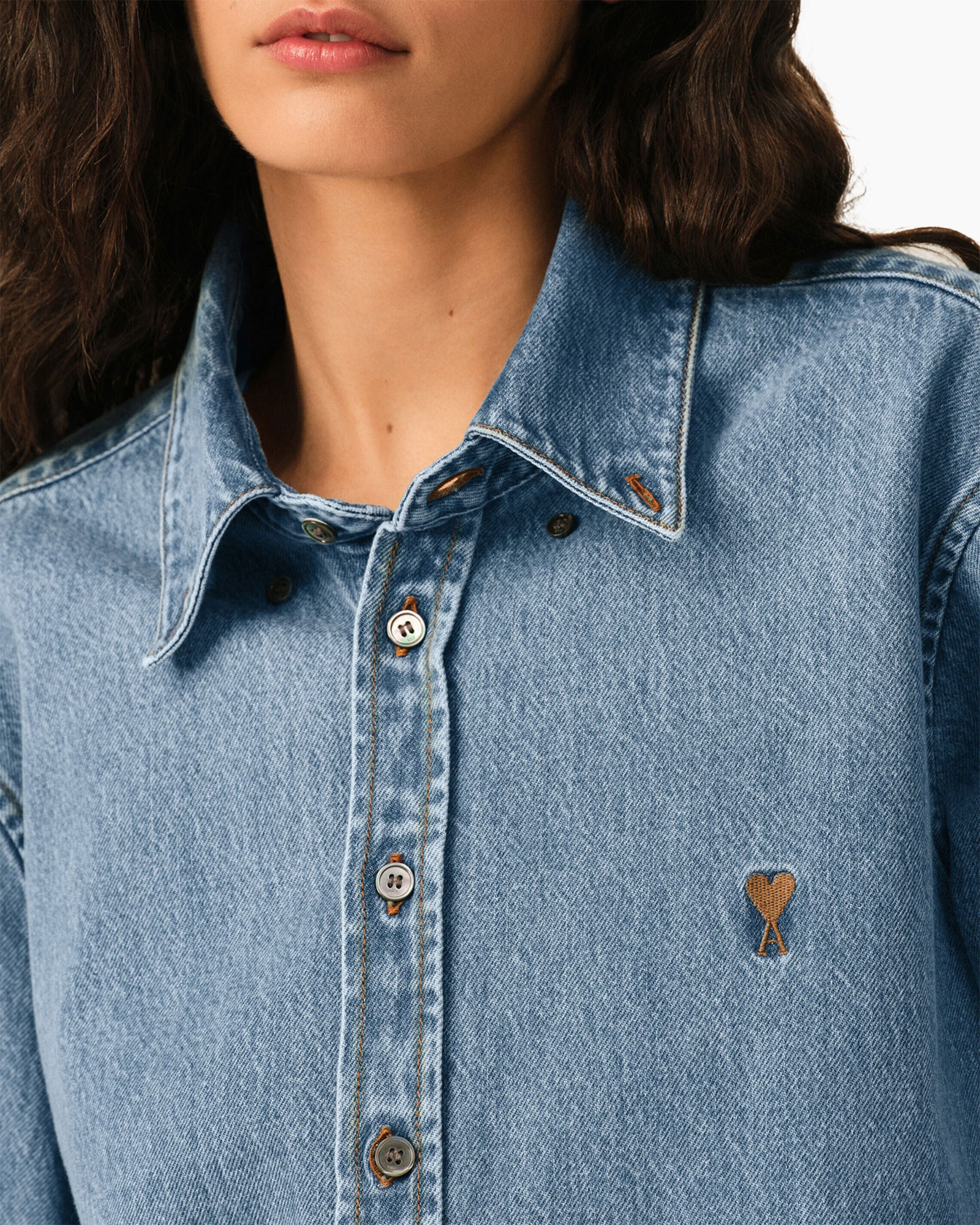 hemd van denim, denim, knopenrij, kraag, logo-embleem