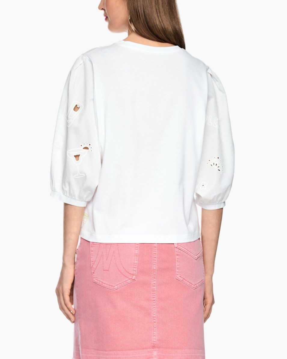 witte top, pofmouwen, borduursel uitsnijdingen, roze rok, korte mouw top