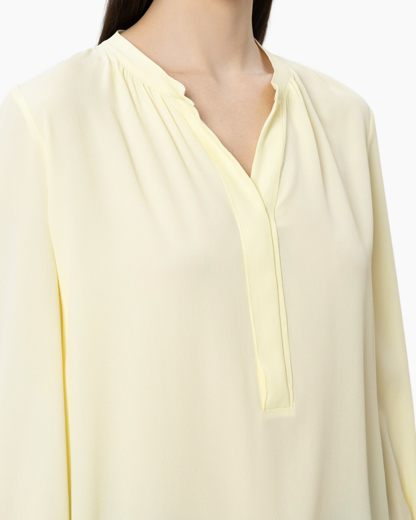 blouse, geel licht, v-hals, plooien halslijn, lange mouwen