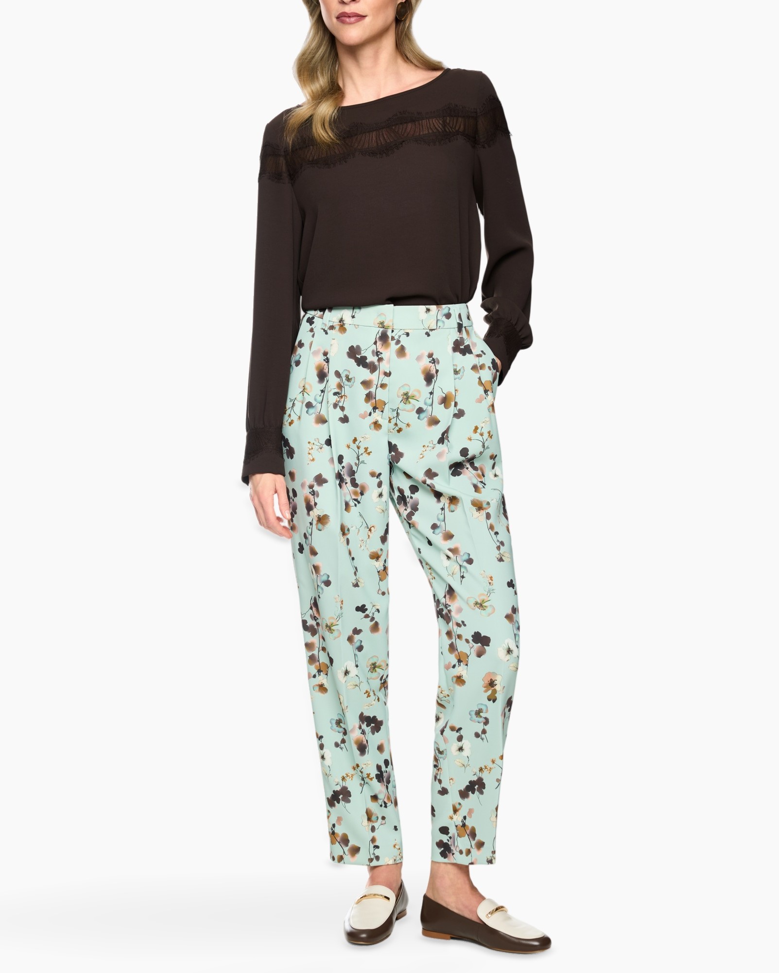 top, langer mouw, bruin, kantdetail, broek, bloemenmotief, mintgroen, ankellengte, loafers