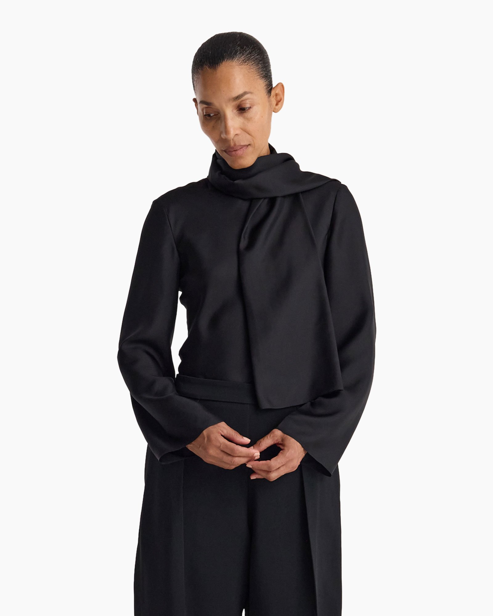 zwart shirt, turtleneck sjaal, lange mouwen, vetgordel, monochrome outfit