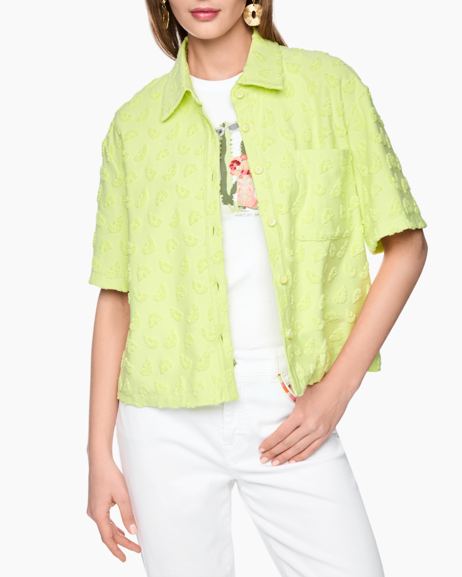 groene limoen shirt, korte mouwen shirt, gestempelde textuur, knopen voor, zak overhemd laag