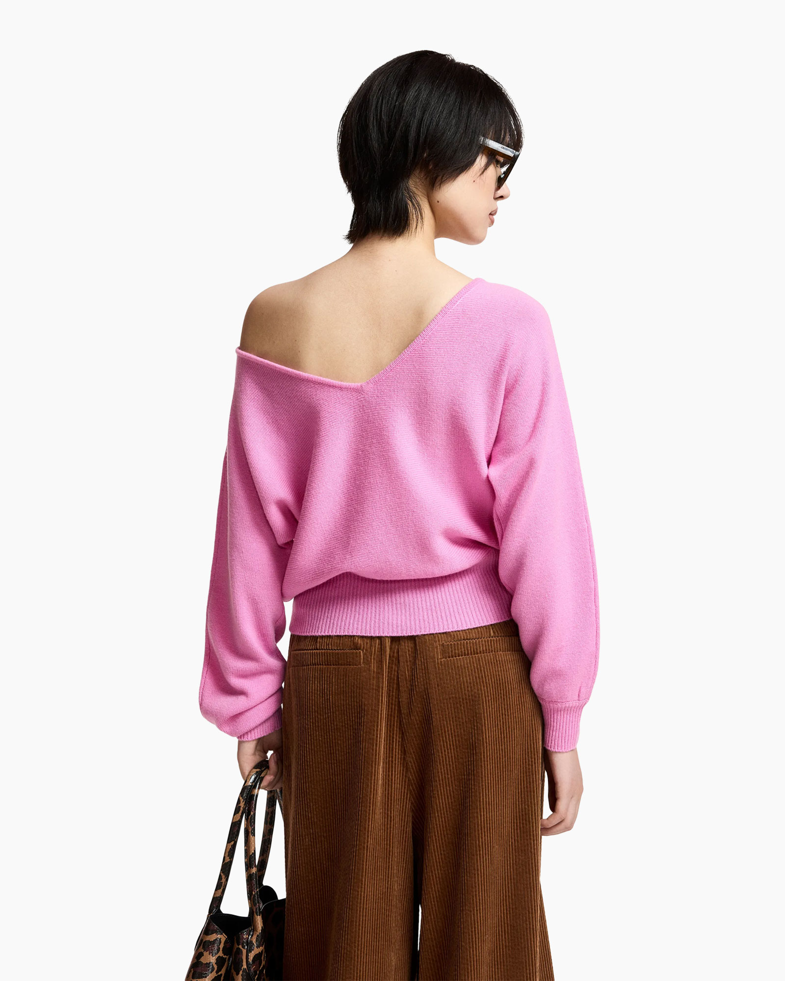 roze trui, off-shoulder, bruine corduroy broek, leopard tassen, zonnebril