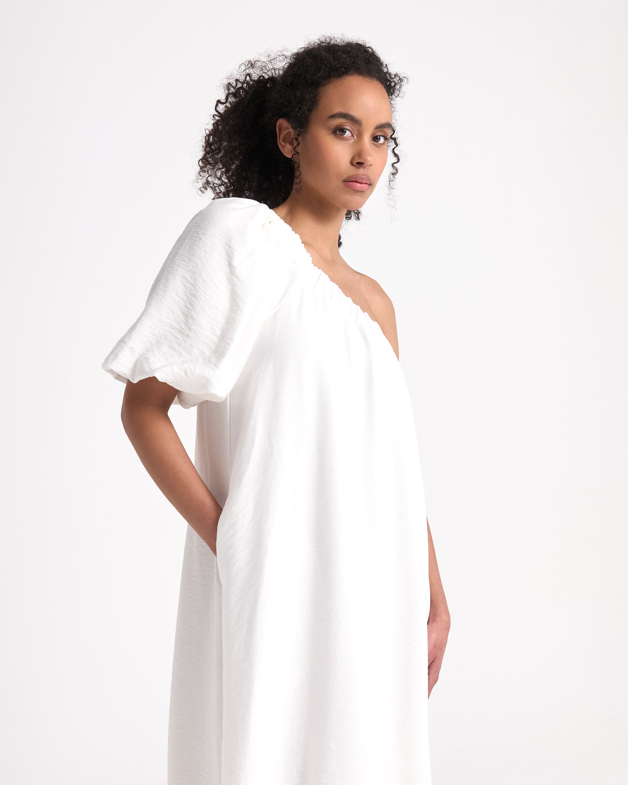 witte jurk, en-omslag, maxi jurk, katoen-/linnenachtige stof, slip-on schoenen