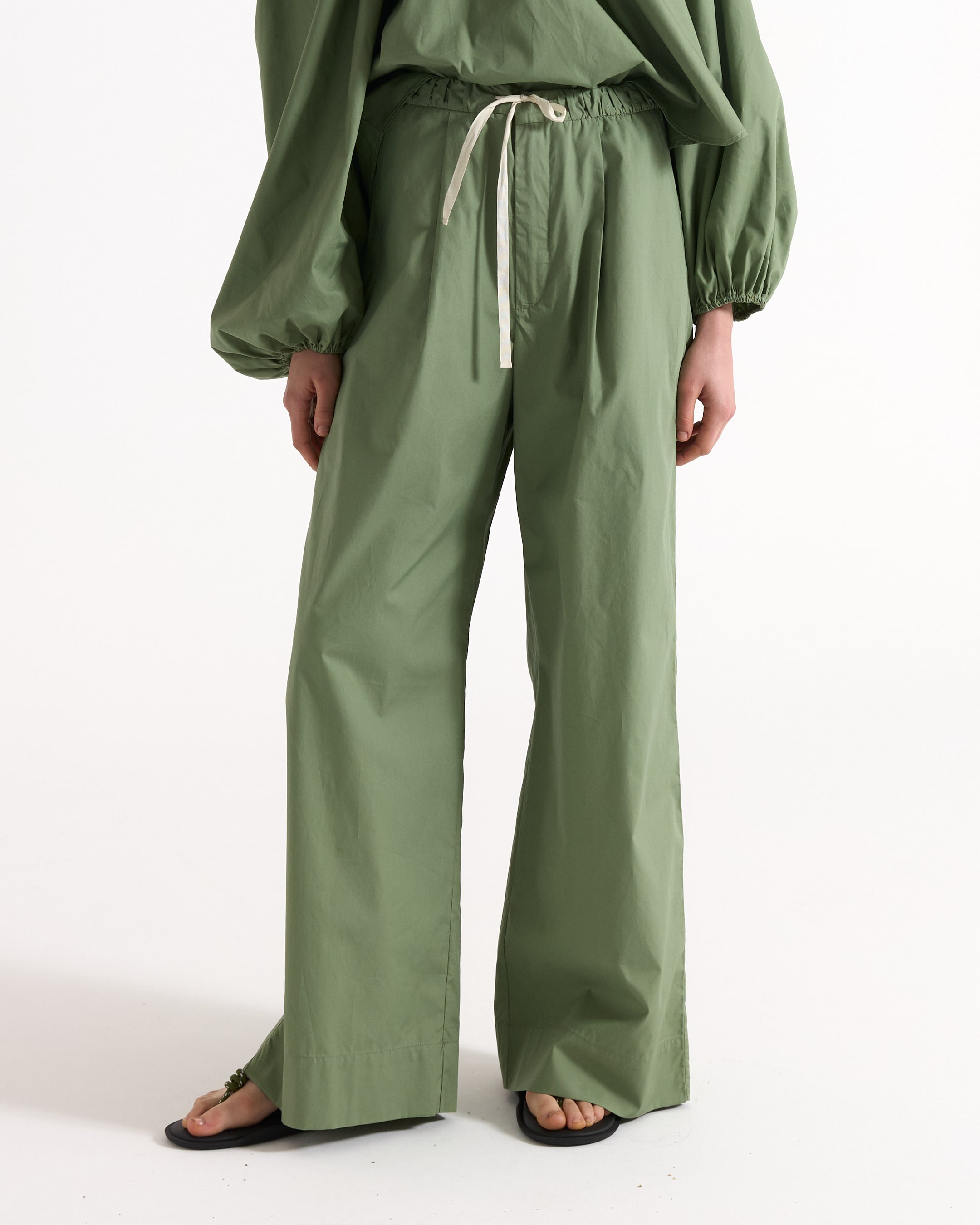 schoudershud, groene top, pofmouwen, wijdere broek, loszittend pasvorm