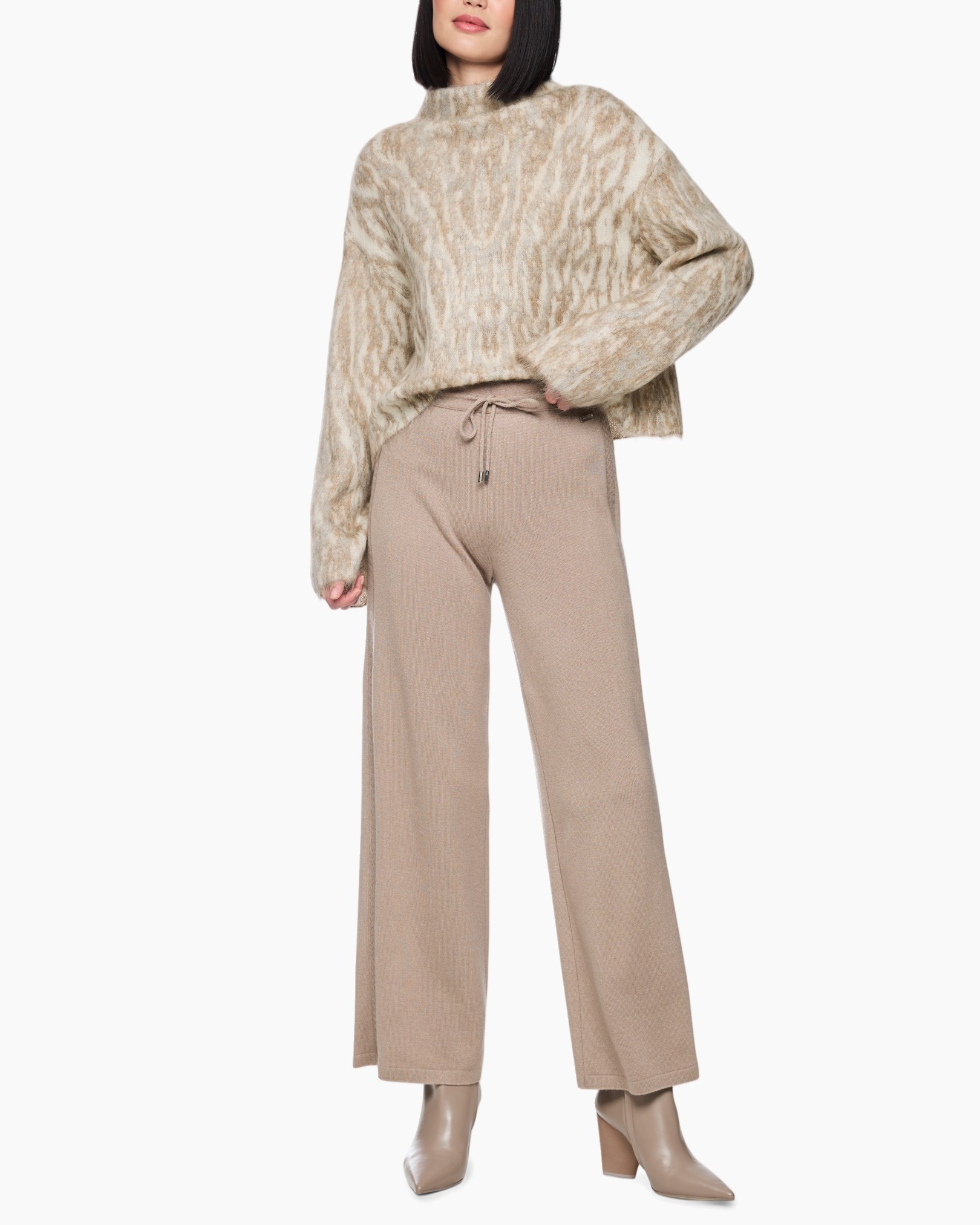 mocka col, zachte brei, dierenprint, beige pantalonen, enkellaarsjes