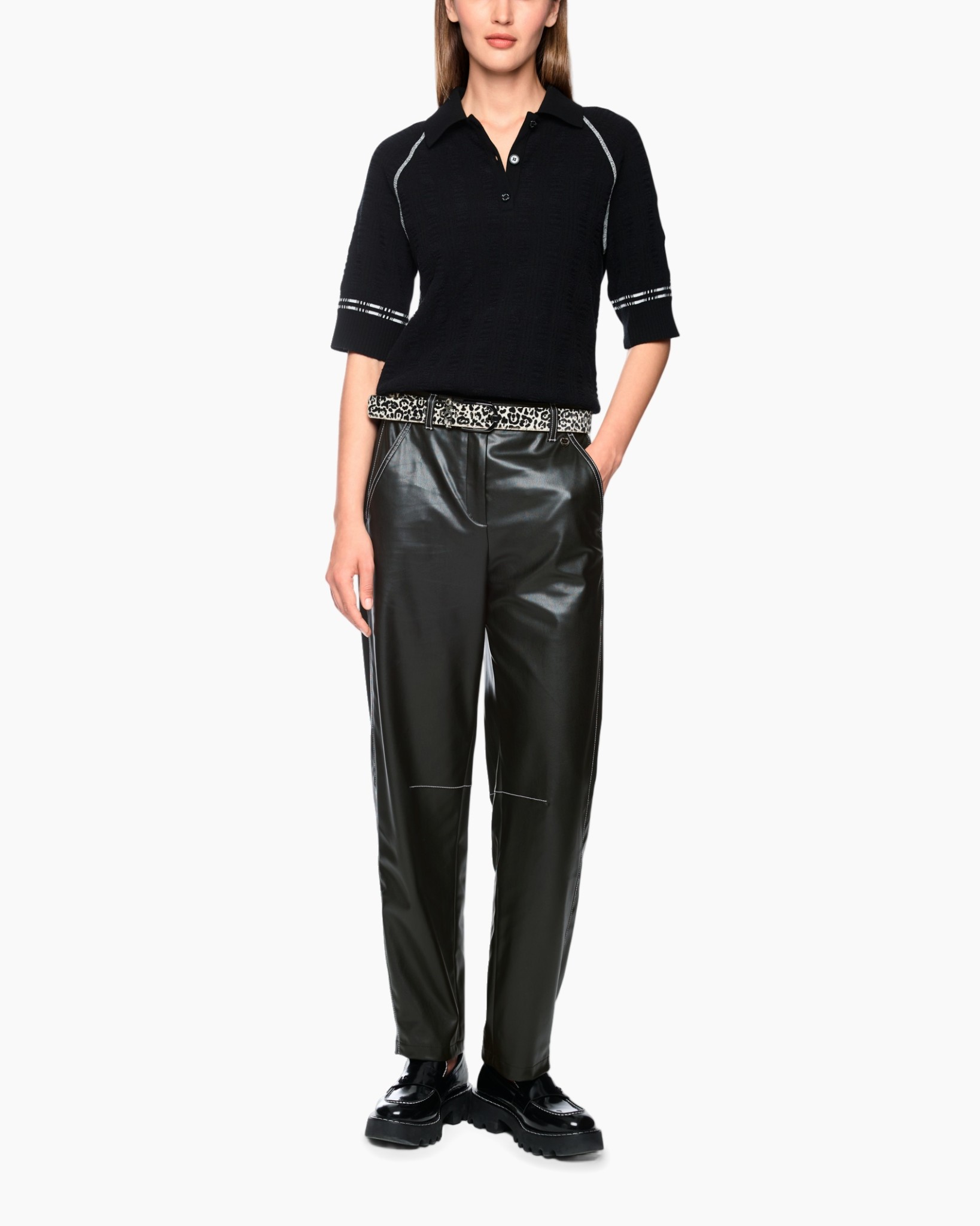zwart top, polo brei, driekwart mouw, lederlook broek, leopard ceintuur