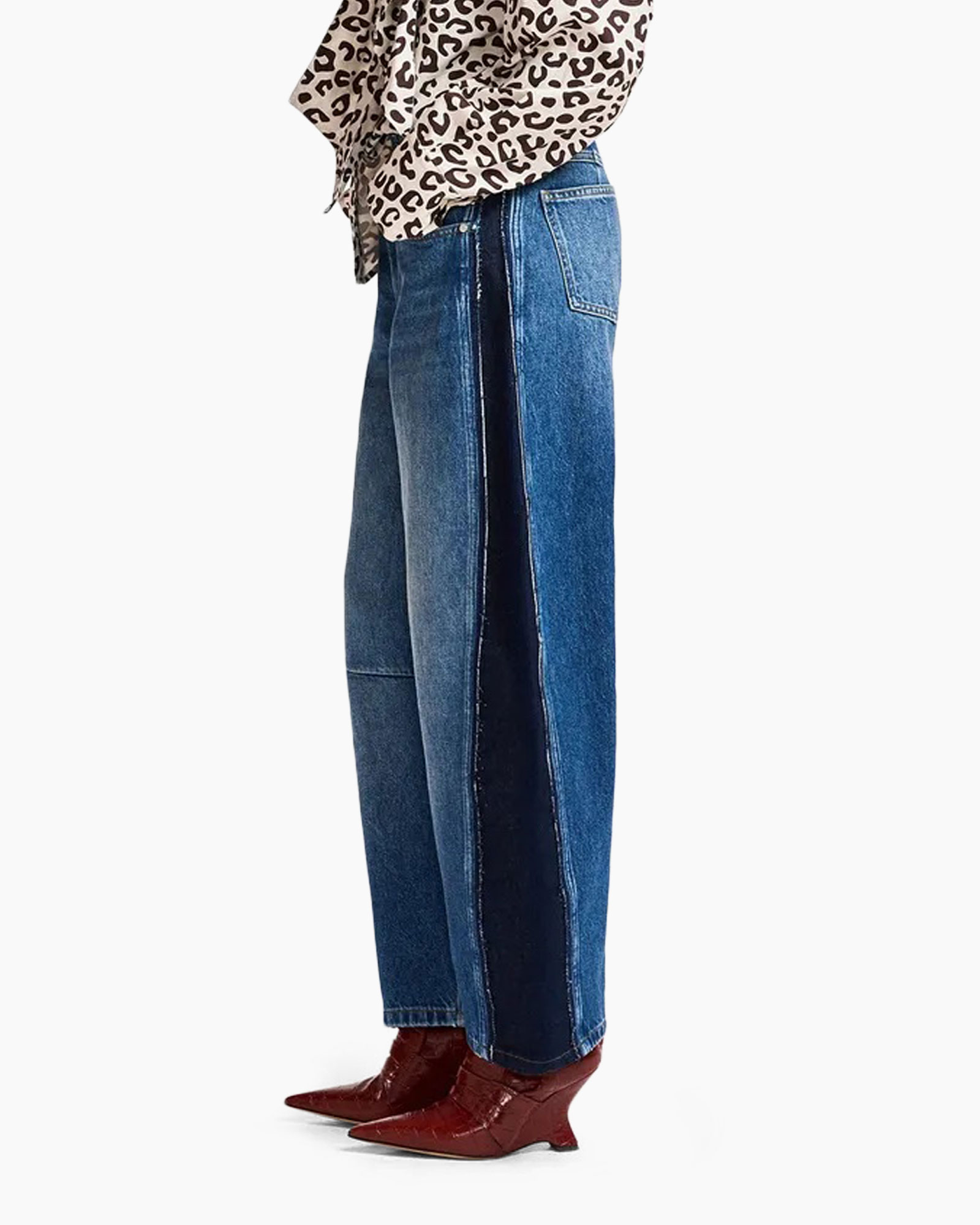 spijkerbroek, denim met panel, zijsplit, bruine laarzen, luipaardprint top
