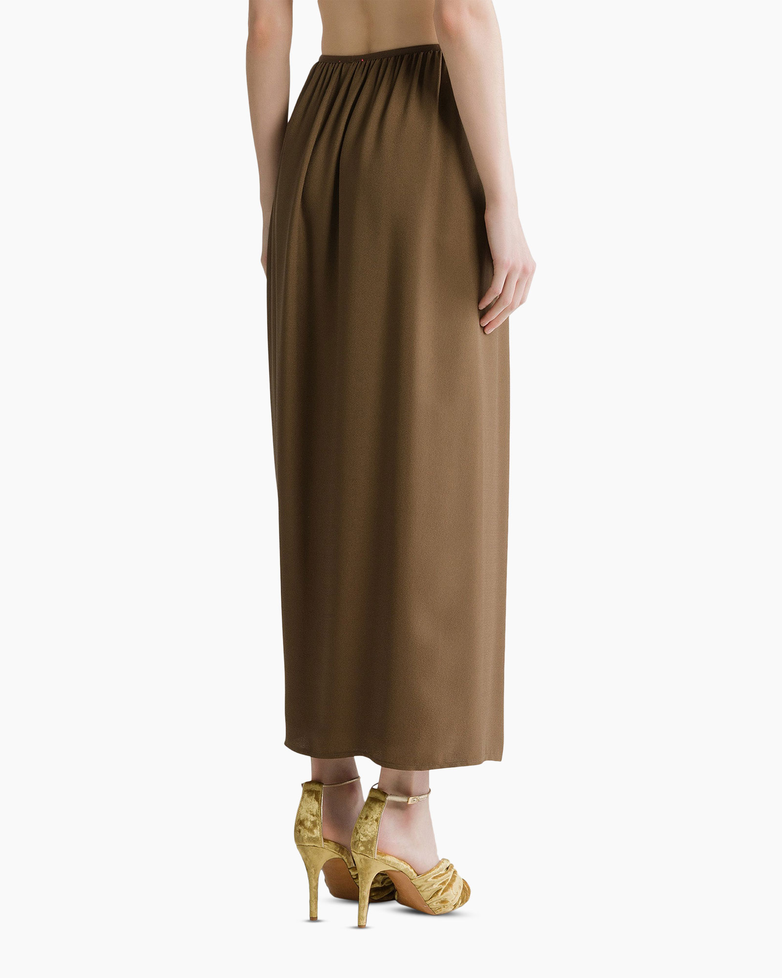 bruine rok, wijd uitlopende, split, enkellengte, gouden sandalen