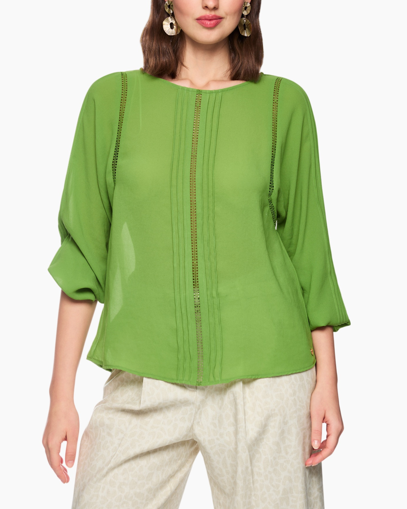 groene top, blouse, driekwart mouwen, versierde naad, losse pasvorm