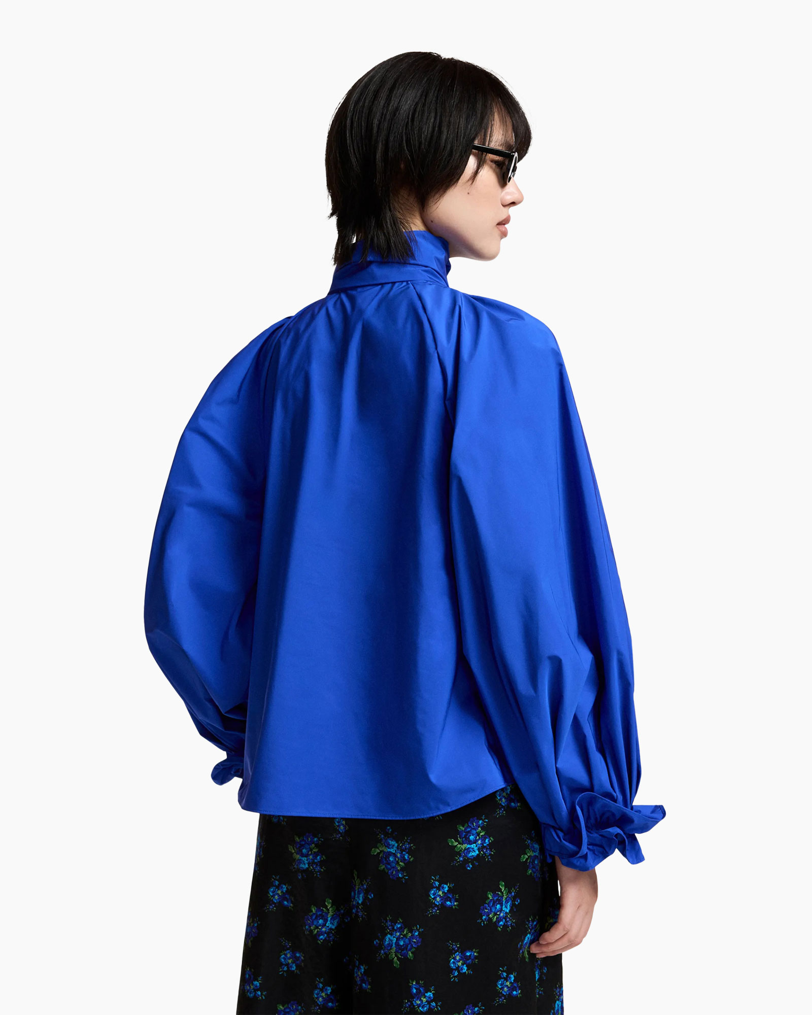 blouse blå, puffärm, strik knoop, hoge kraag, oversized
