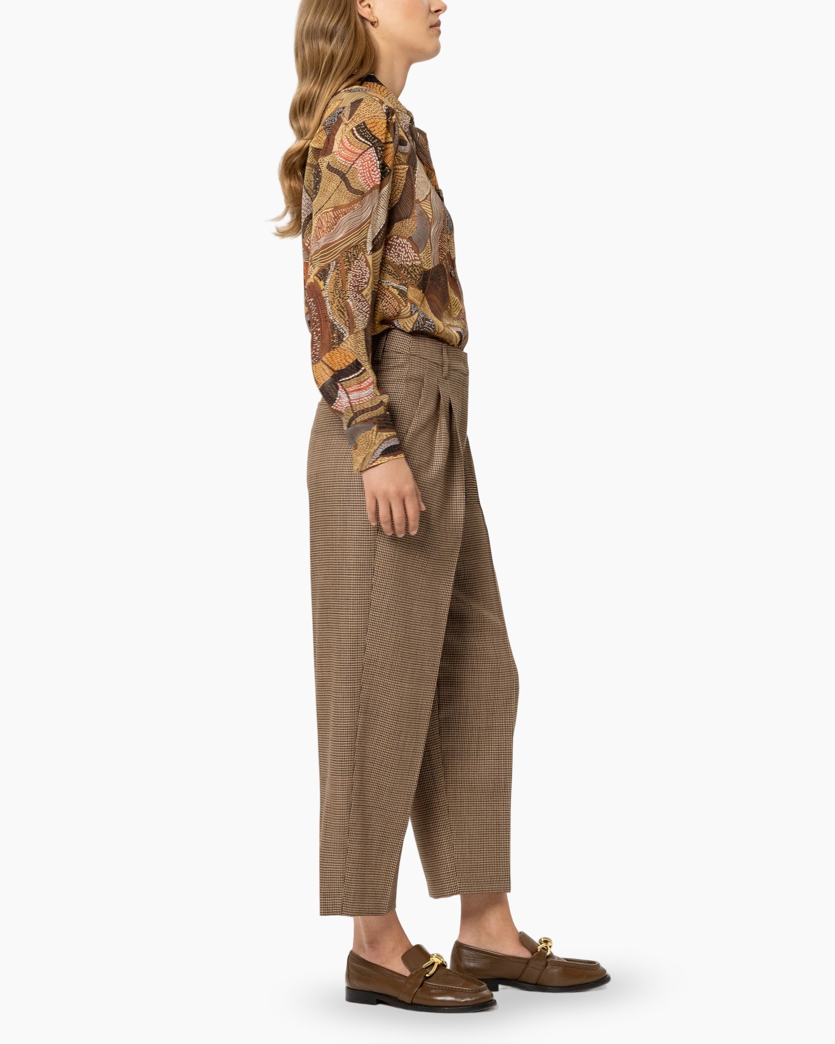 blouse, gestreepte blouse, lange mouwen, bruine tinten, broek met ruit