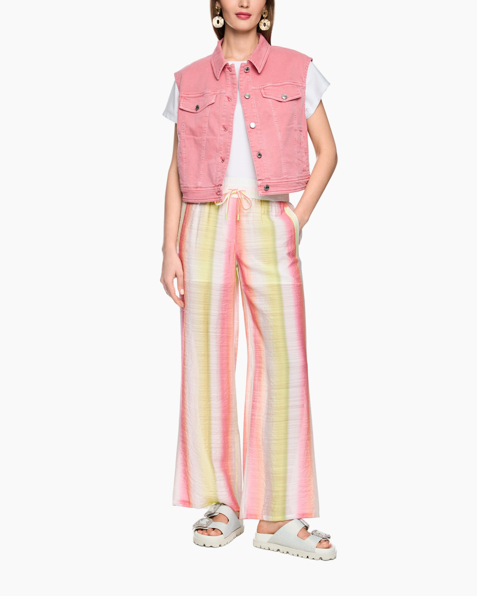 roze spijkersjasje, witte t-shirt, kleurige gestreepte broek, zeilkoord taille, sandalen