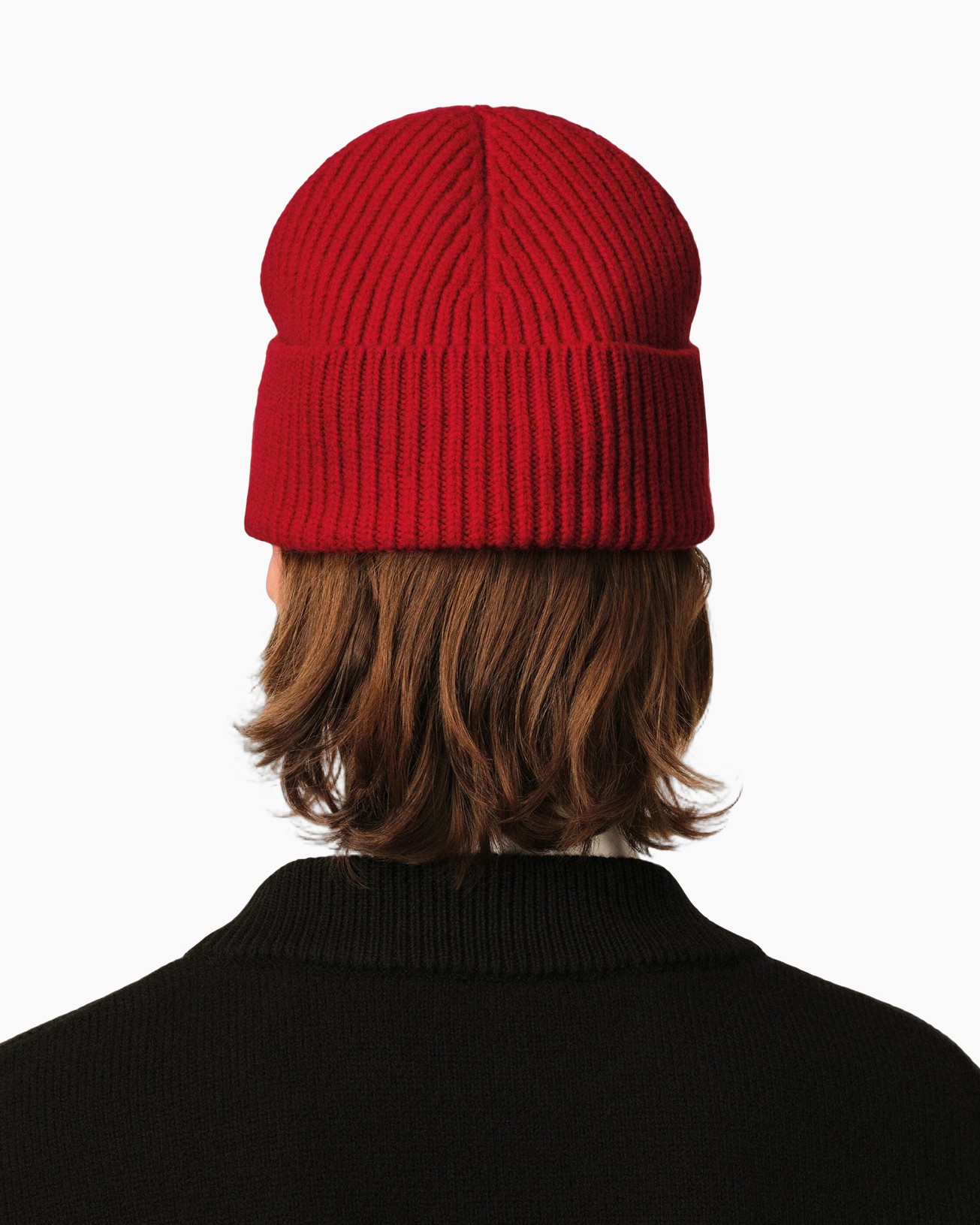 gebreide hoed, rode beanie, ribbelig, omgeslagen boord, achterkantzicht