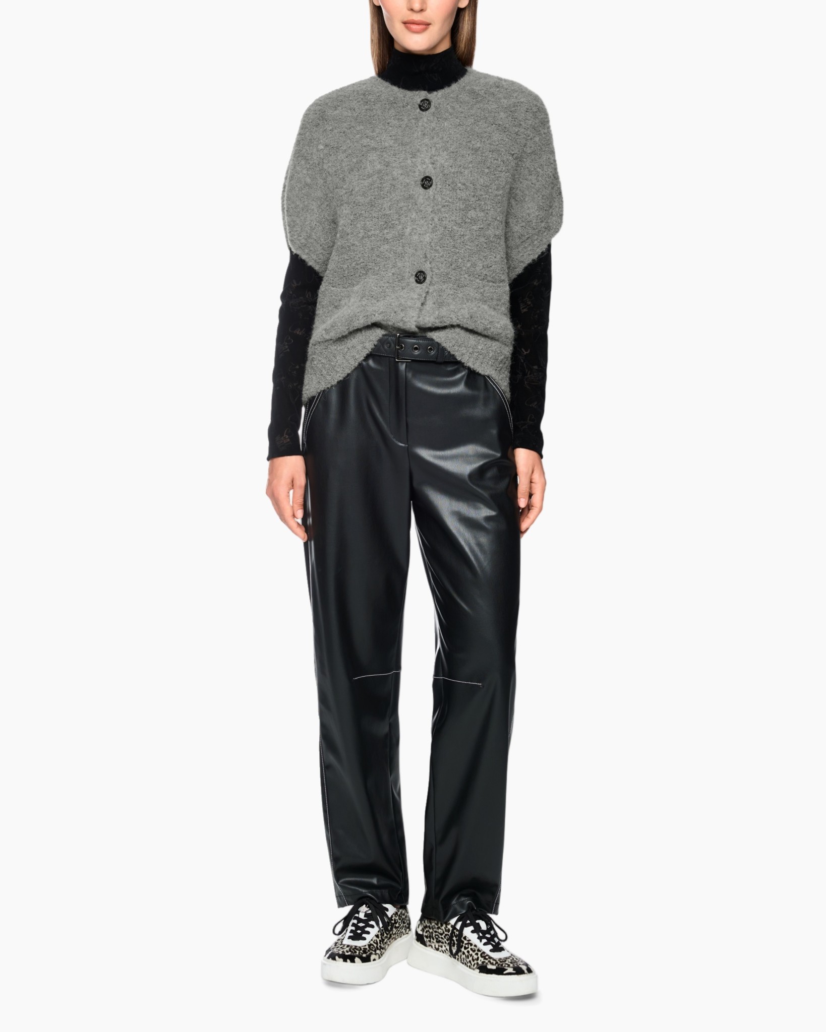 *kletter*, grijze cardigan, knopvest, fleece, leerachtige broek, dierprint sneakers, turtleneck, laagjes