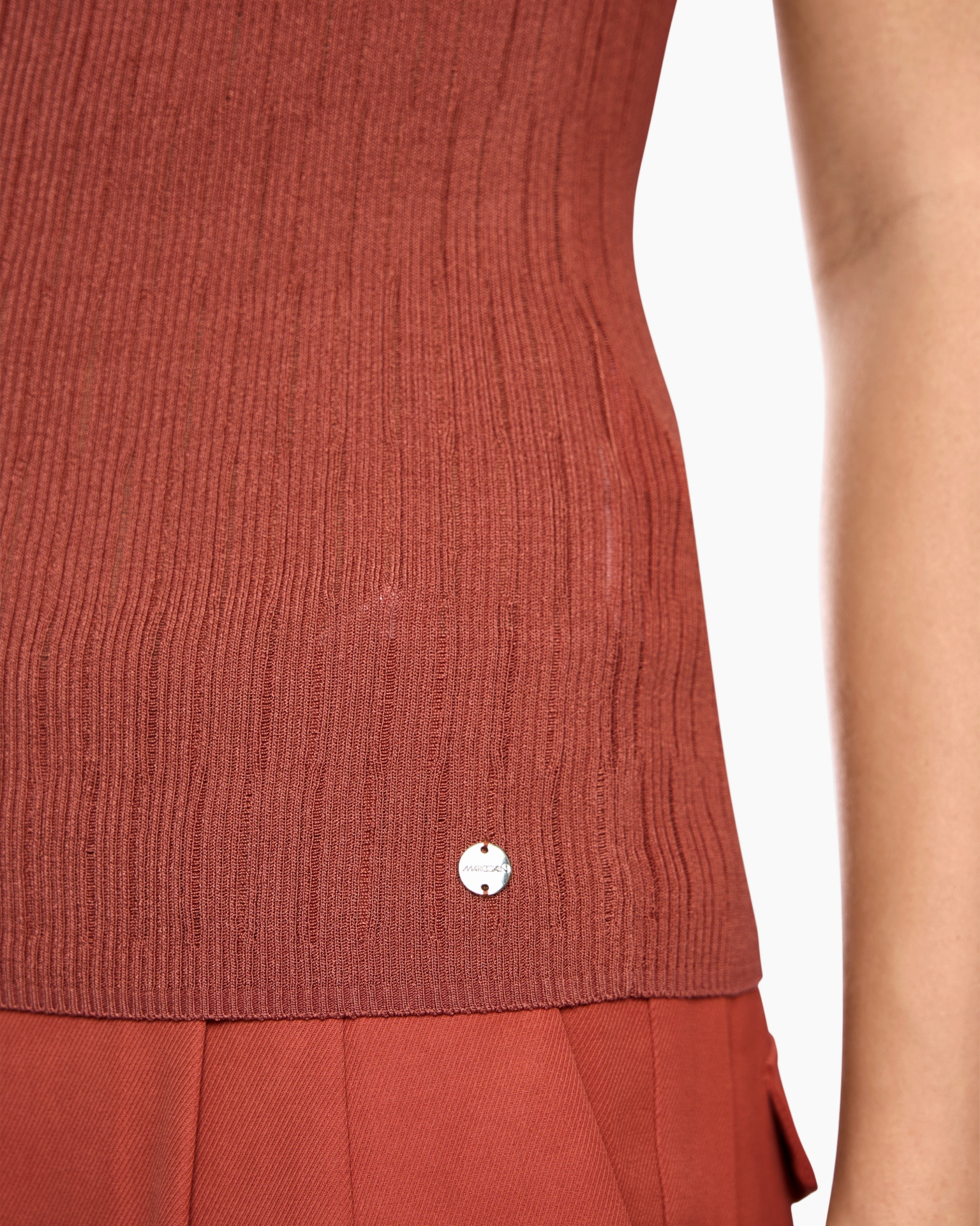 veenribbed brei, tanktop, rustkleur, rib, metaallogo