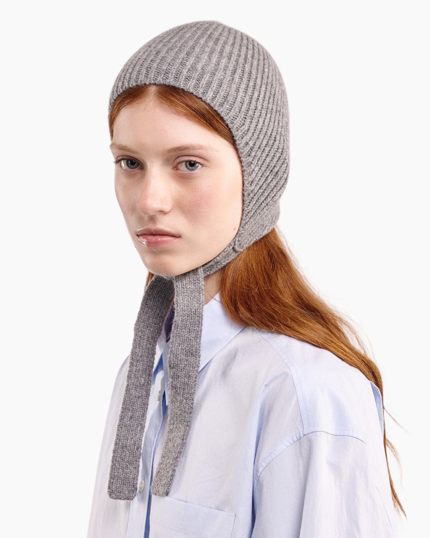 gebreide muts, oorflap muts, grijs, touwtjes als sjaal, unisex, hoed