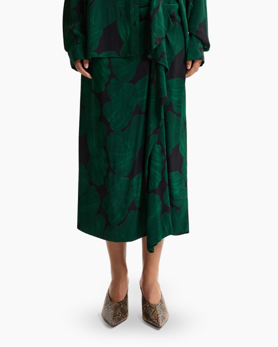 groene rok, bladprint, middenlengte, asymmetrische zoom, slangenhuid schoenen