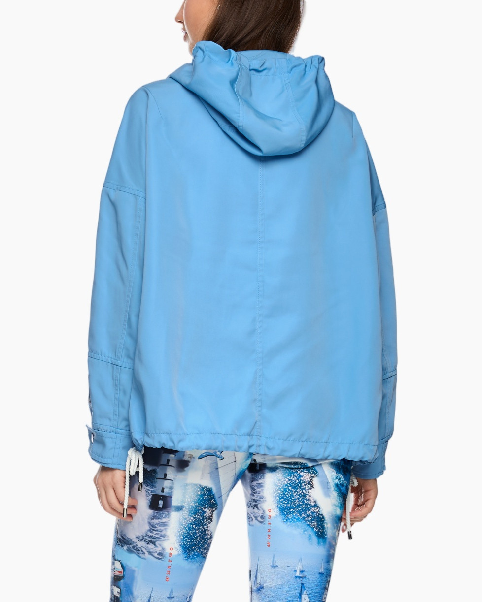 lichtblauwe jas, capuchon jas, trekkoord capuchon, voorzakken, weerbestendig