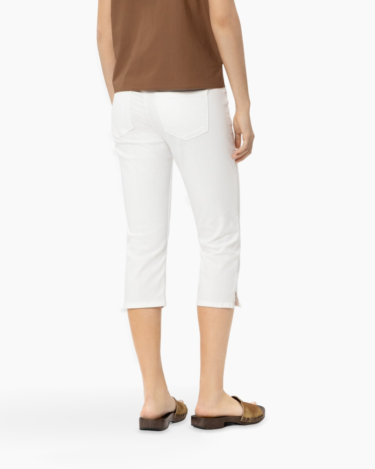 white jeans, capri pants, cropped length, slim fit, pocket detail