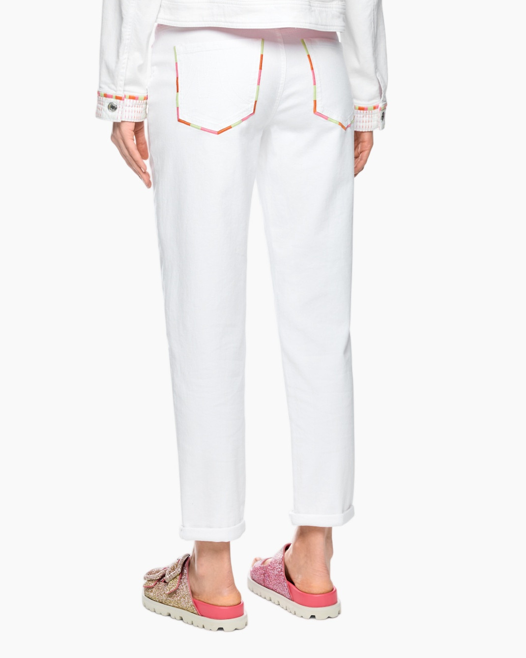 witte broeken, kinderen broeken, omgeslagen zoom, casual jeans, roze sandalen