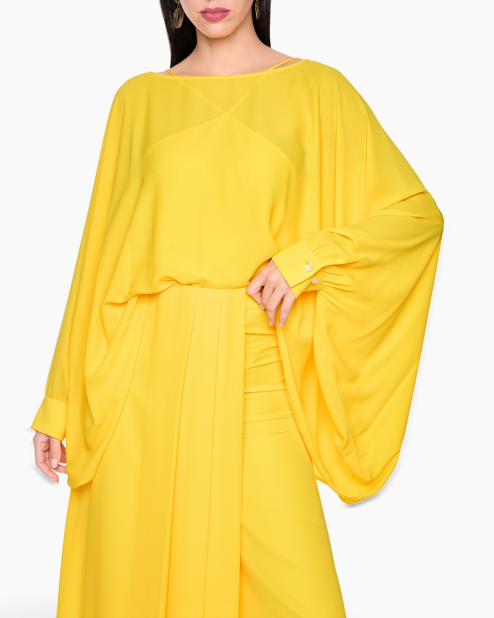 geel jurk, vloeiende mouw, batwing mouw, recht halslijn, effen kleur
