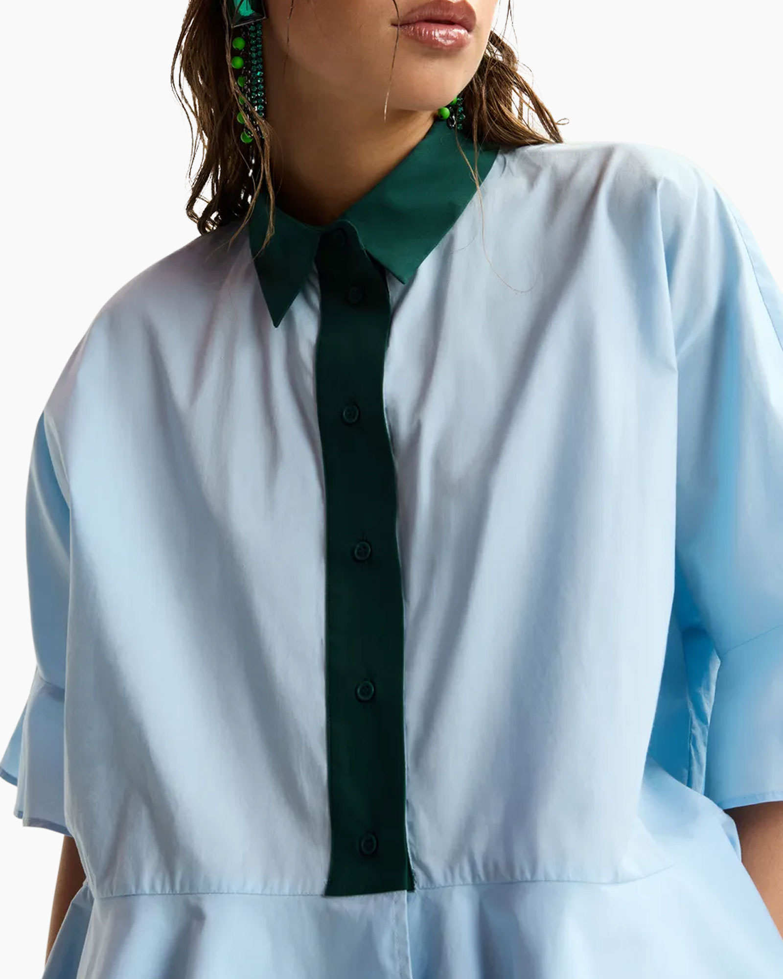 knopige blouse, kraagline, lichtblauw, groene knoopslijtage, korte mouw