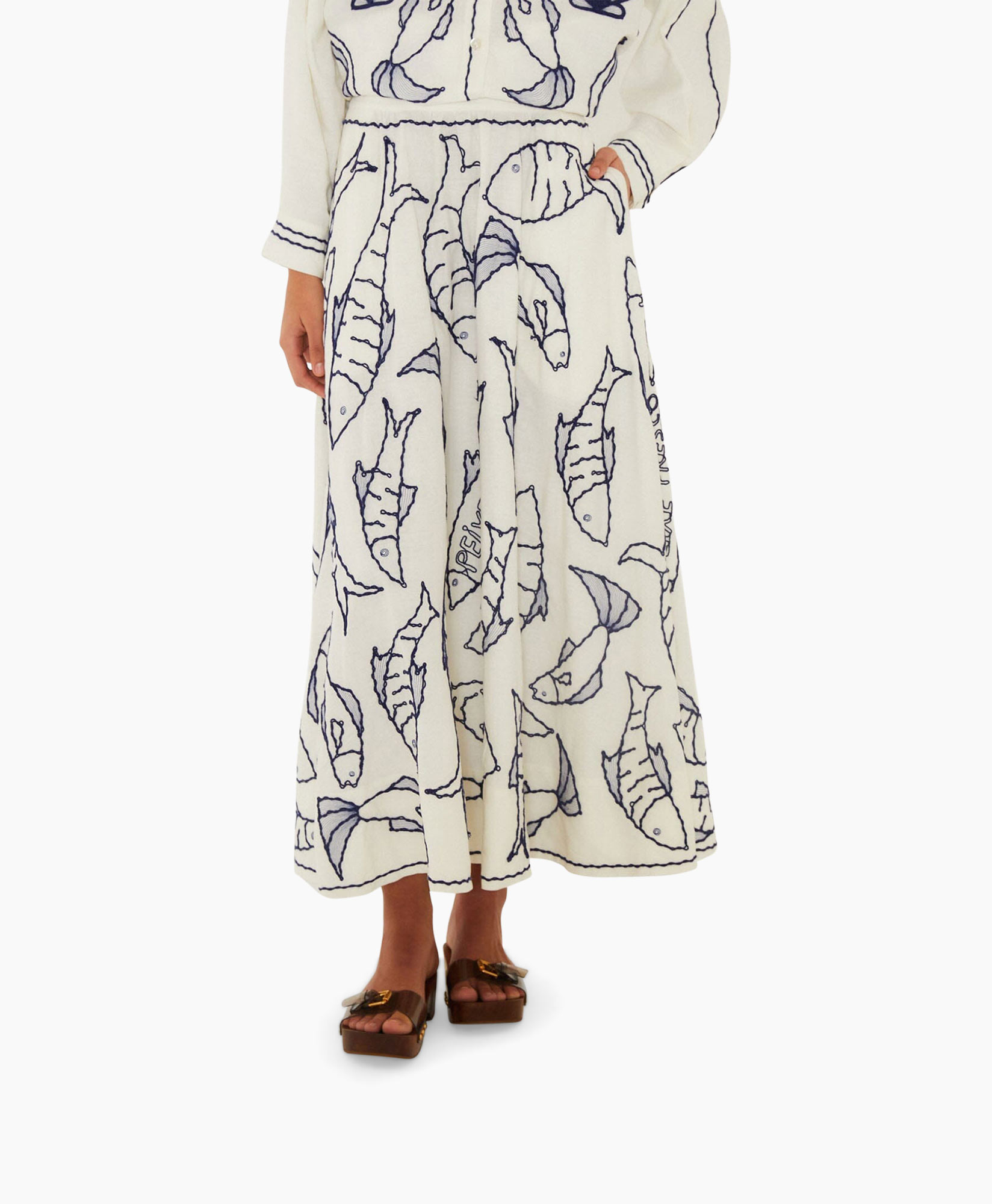maxi rok, vis print, witte rok, enkellengte, versierde sandalen