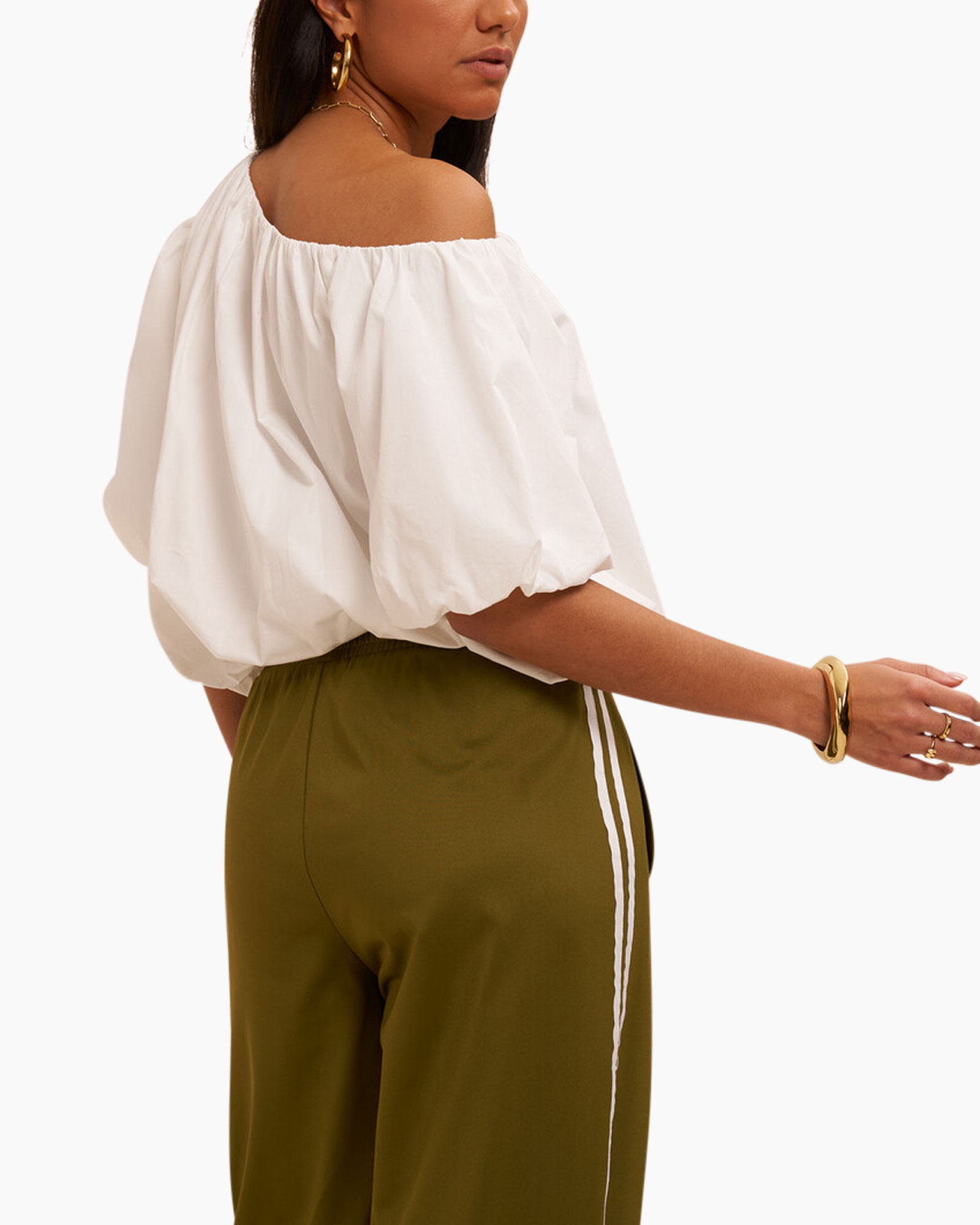 schoudervrij, blouse, wit, pofmouw, goud sieraden