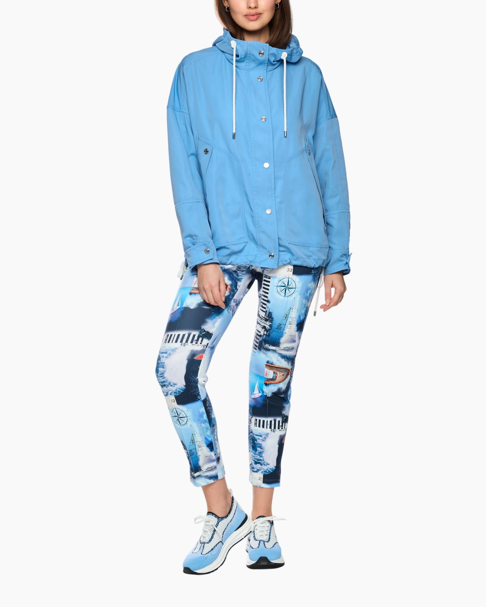 lichtblauwe jas, hooded windbreaker, trekkoord capuchon, drukknoop voorzijde, gedrukt leggings