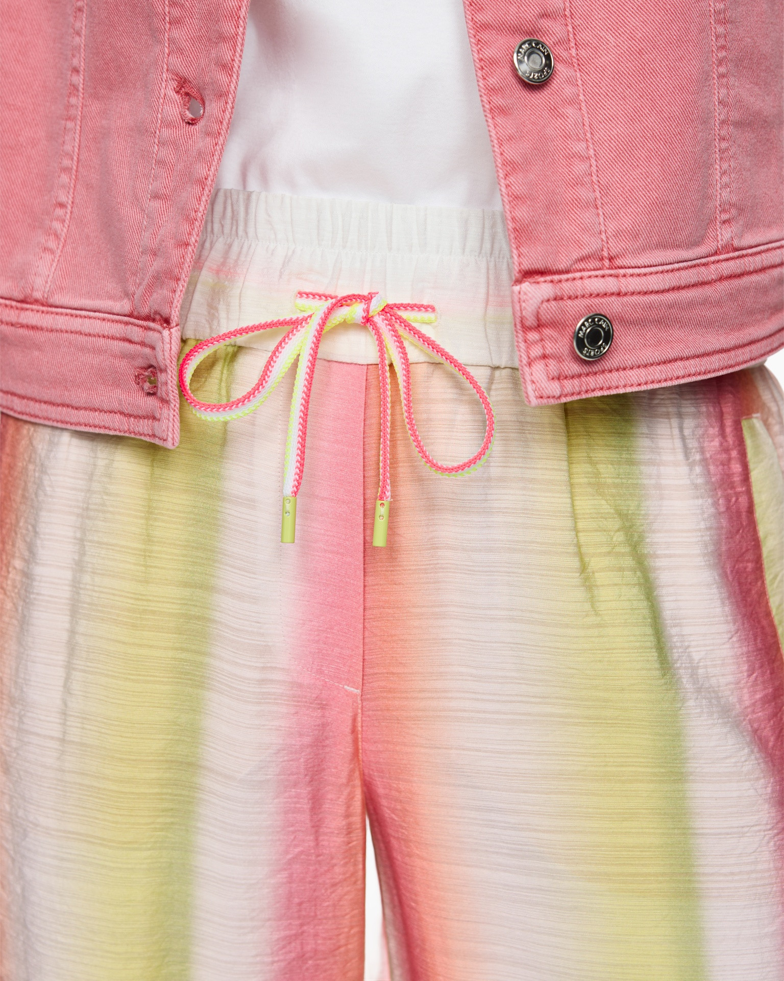 roze jas, touwsluiting, tie-dye broek, elastic taille, metalen drukknopen