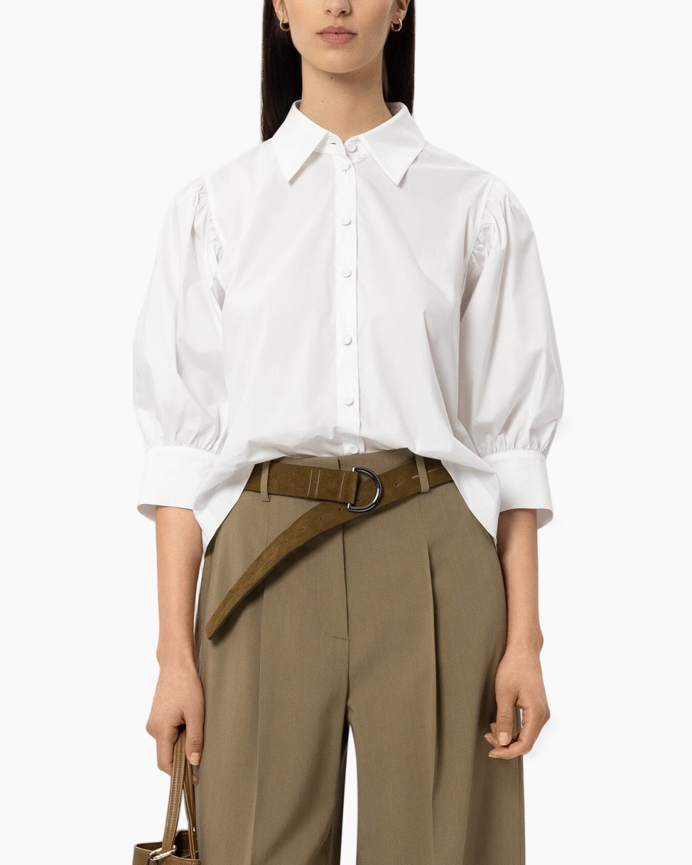 witte shirt, pofmouwen, kraag blouse, knopen overhemd, riem broek