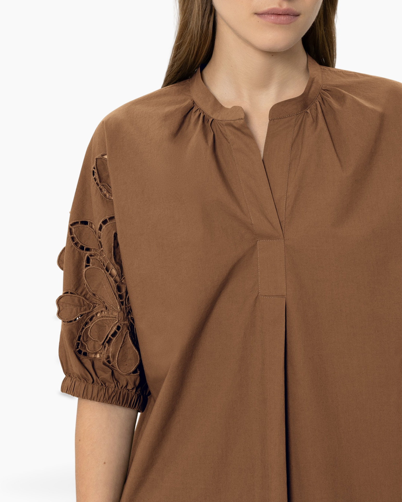 bruine top, linnenmix, borduursel in mouw, korte pofmouw, kraagloze hals