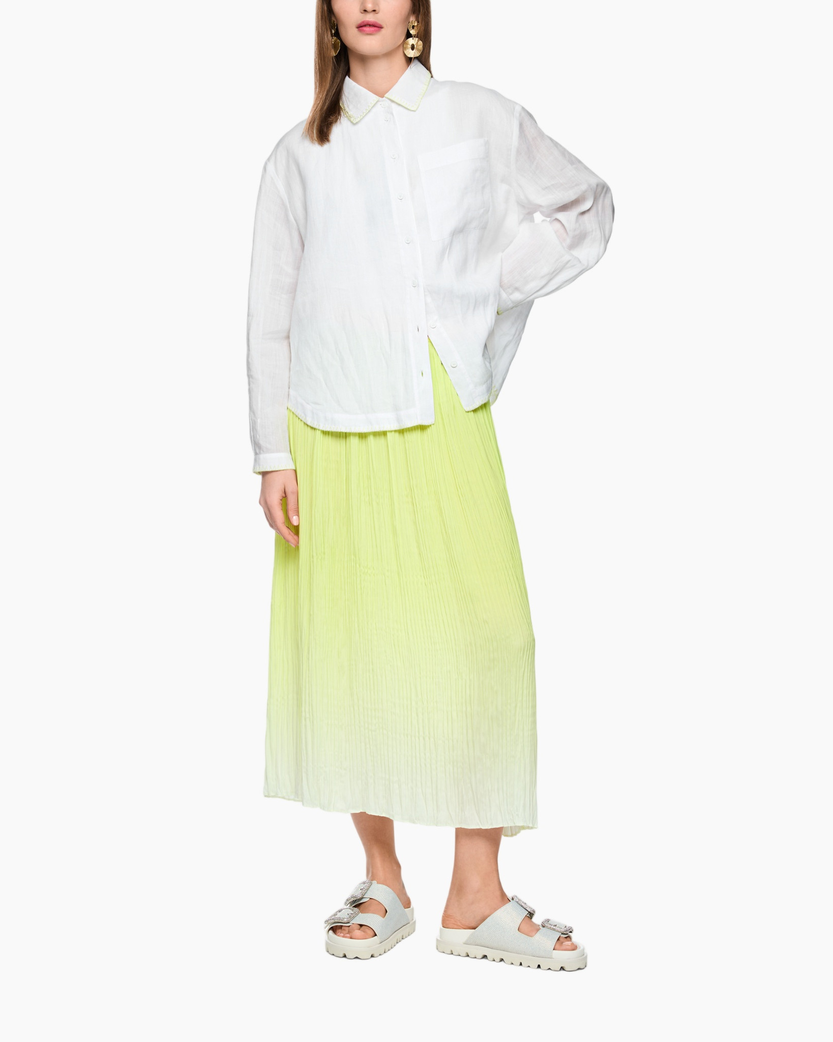 wit overhemd, kraaghemd, lange rok, plissé rok, sandalen
