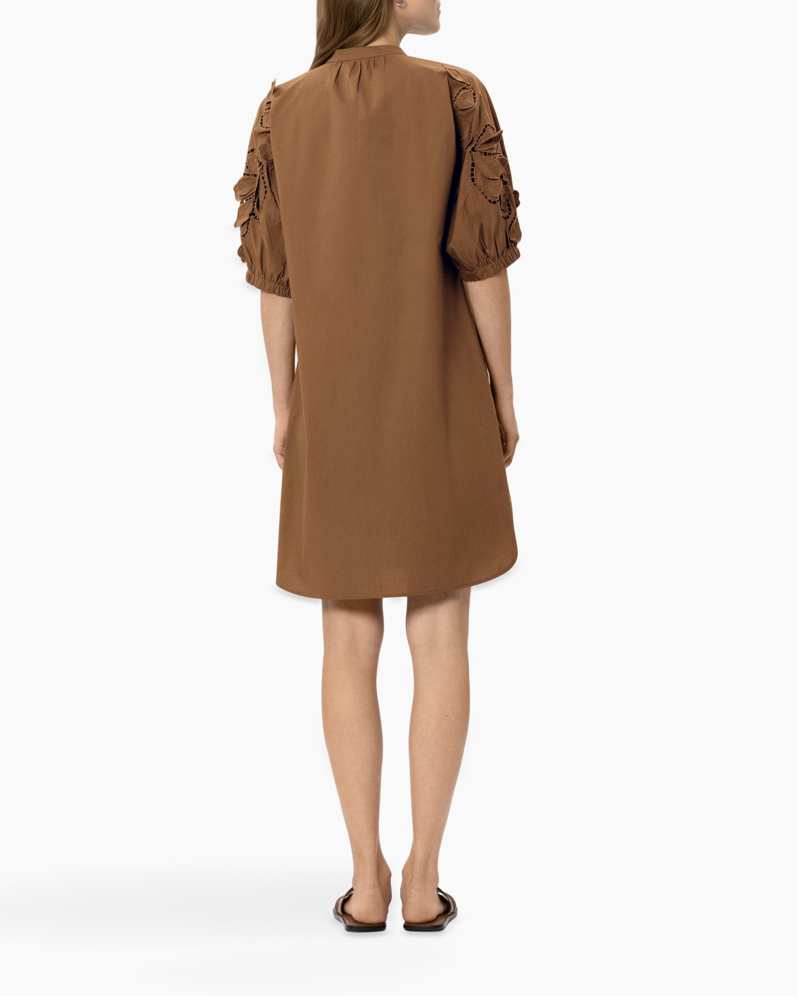 tuniek, bruin, linnenlook, kraagloze halter/knopje??, geborduurde mouwstukken