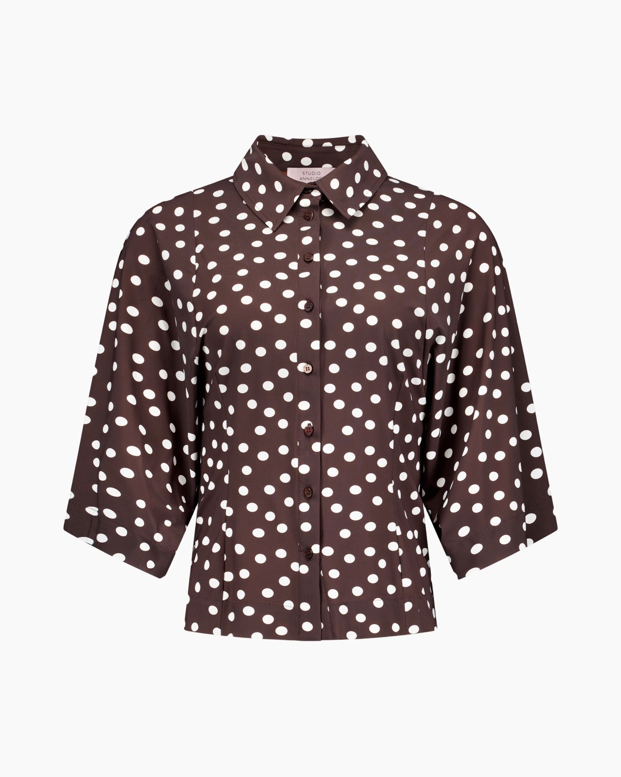 polka dot shirt, bruine blouse, knopen vooraan, kraagvest, korte mouwen