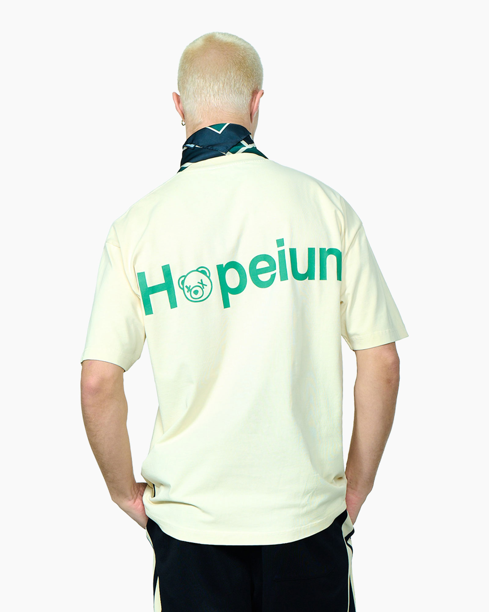t-shirt, korte mouw, rond hals, bleke geel, sjaal accessoire