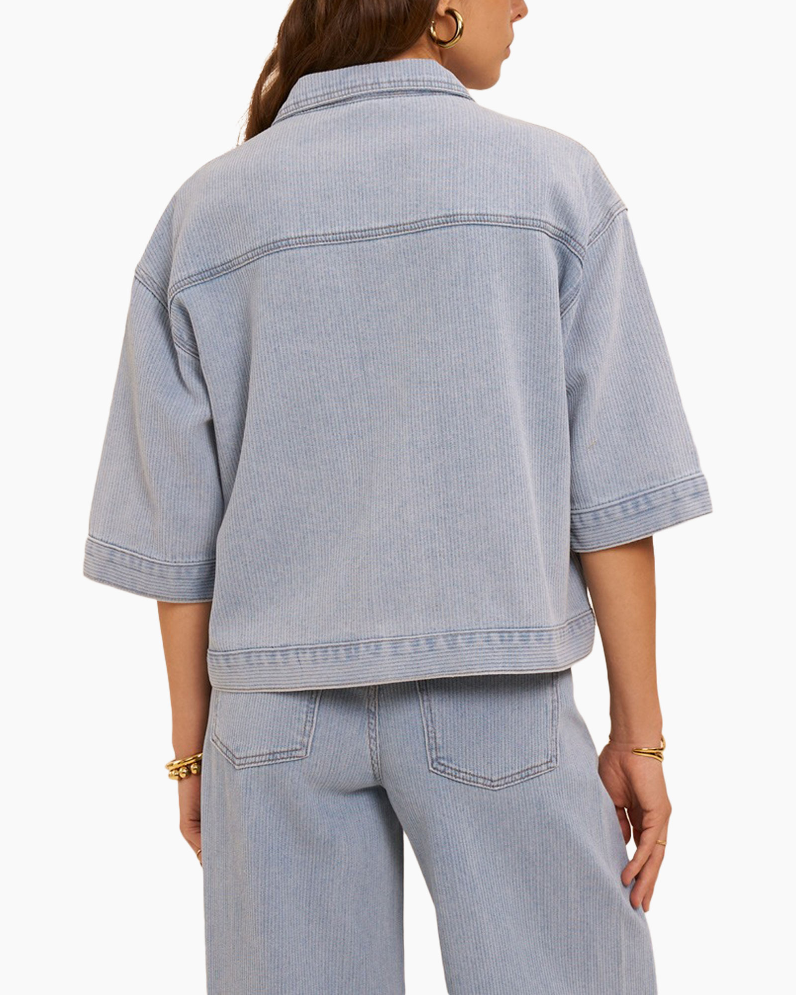 dekjacket, lichtblauw, zakkenvoorop, knoopsluiting, kortagem, oversized