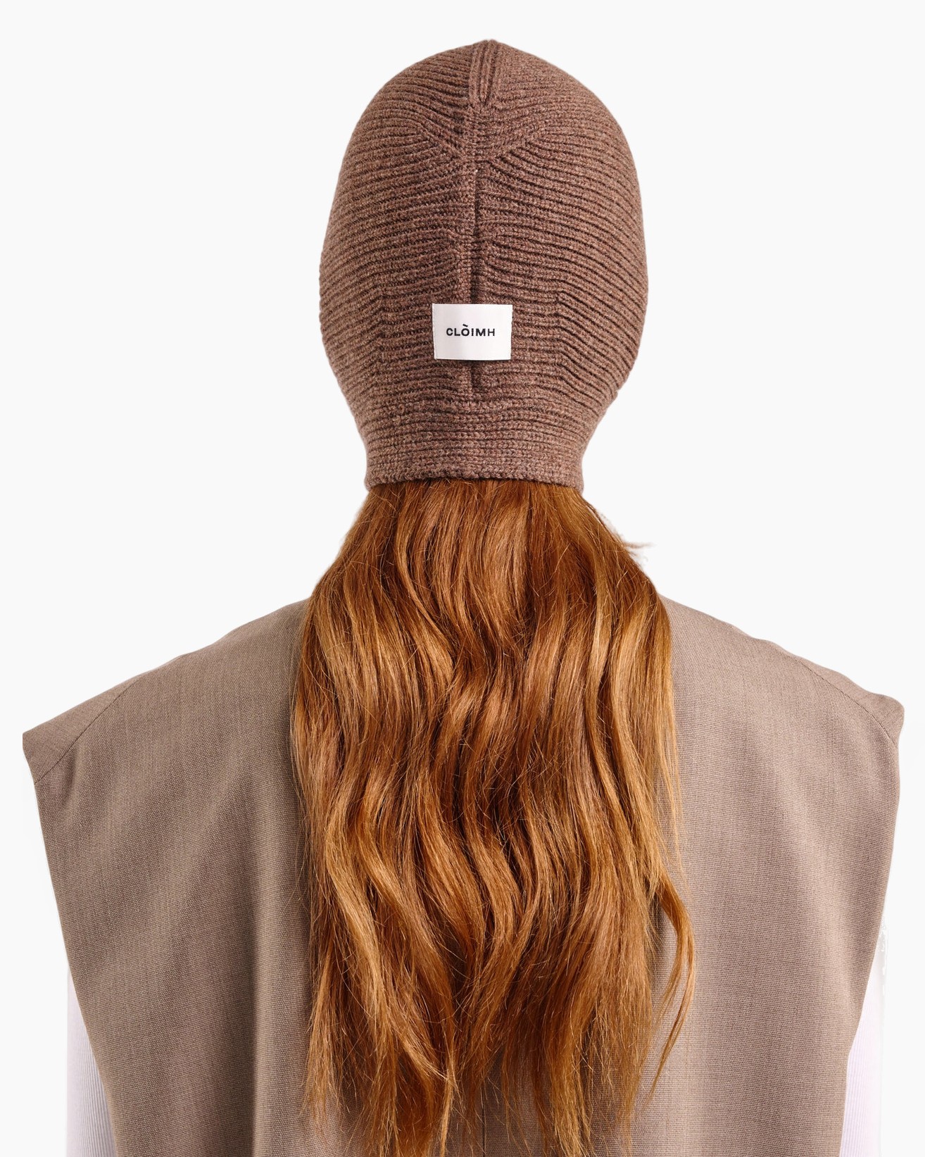 muts, gebreide hoed, bruin, kraagloze kleding?, lang haar