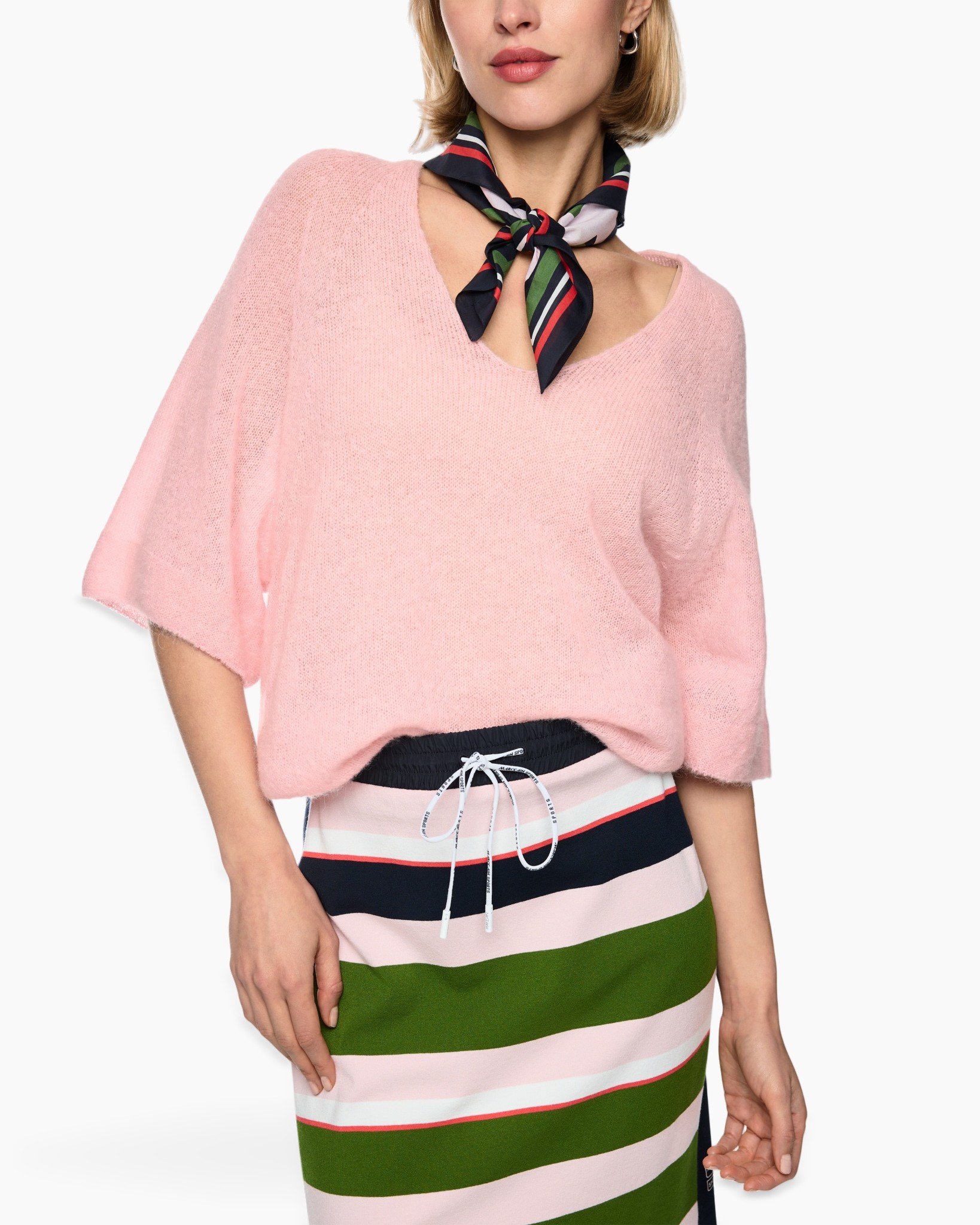 roze trui, oversized top, short sleeves, gebreide textuur, sjaal accessoire