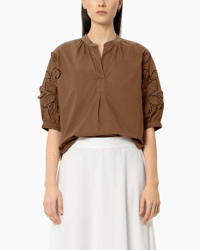 bruine top, eyelet mouwen, plooidetail, korte pofmouwen, losse pasvorm