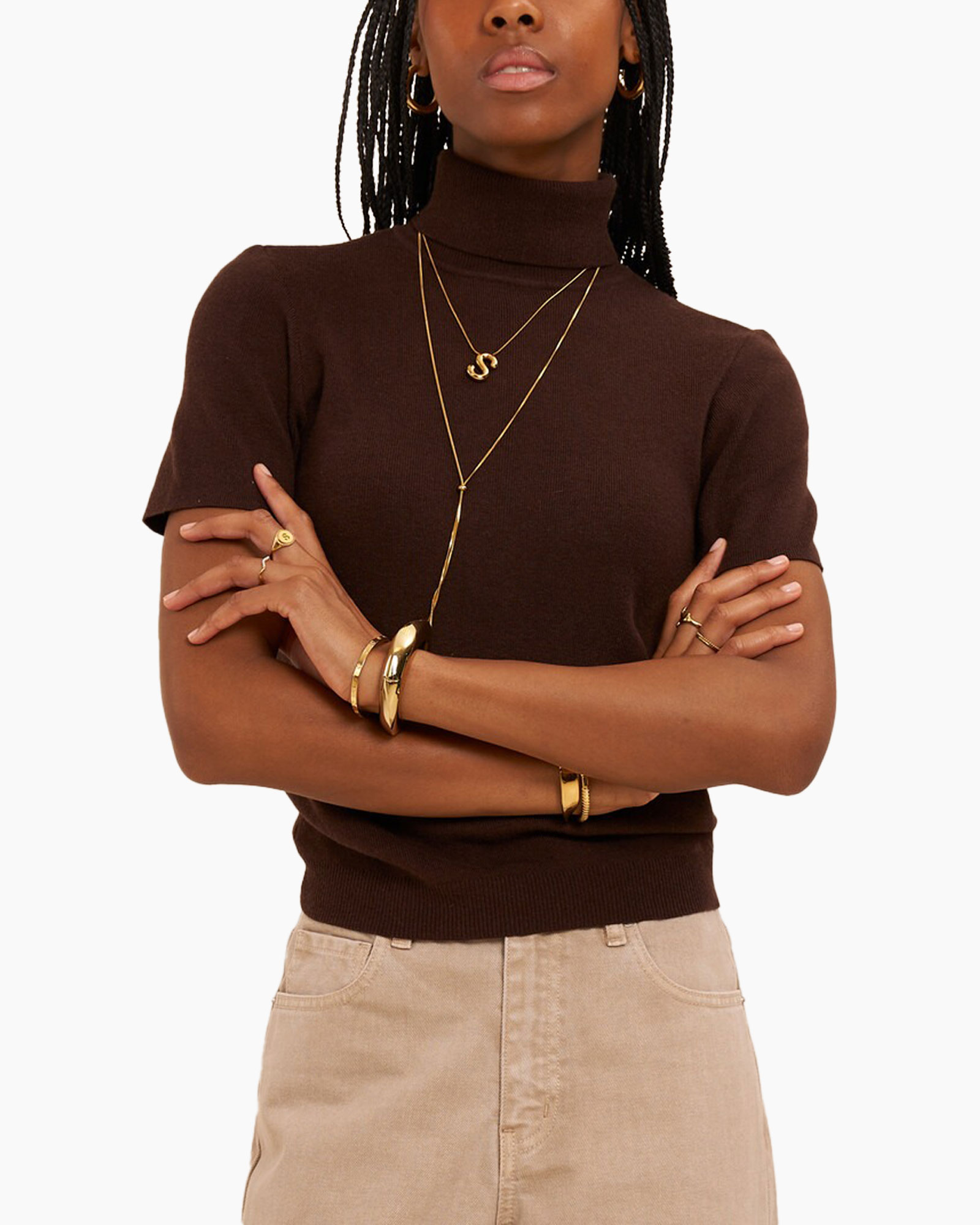 rol-turtleneck, korte-mouw, bruin, gouden-sieraden, beige-broek