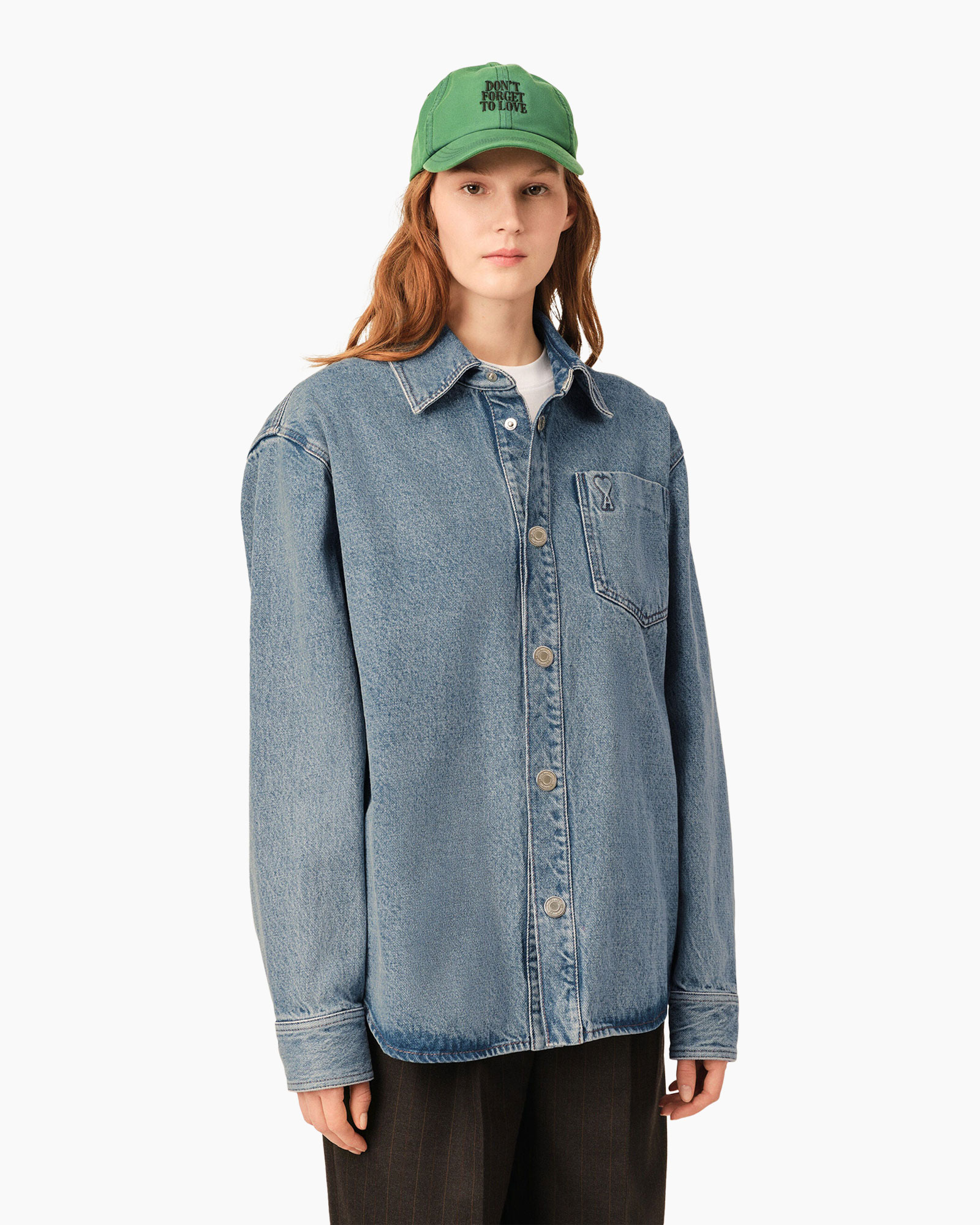 denim shirt, denim jas, geknoopte blouse, groene pet, zakdetail