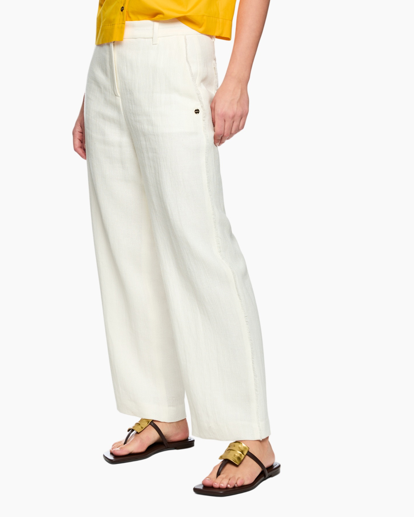 wide-leg, white pants, linen, pleated? not sure, flat sandals, beach sandals, casual pants