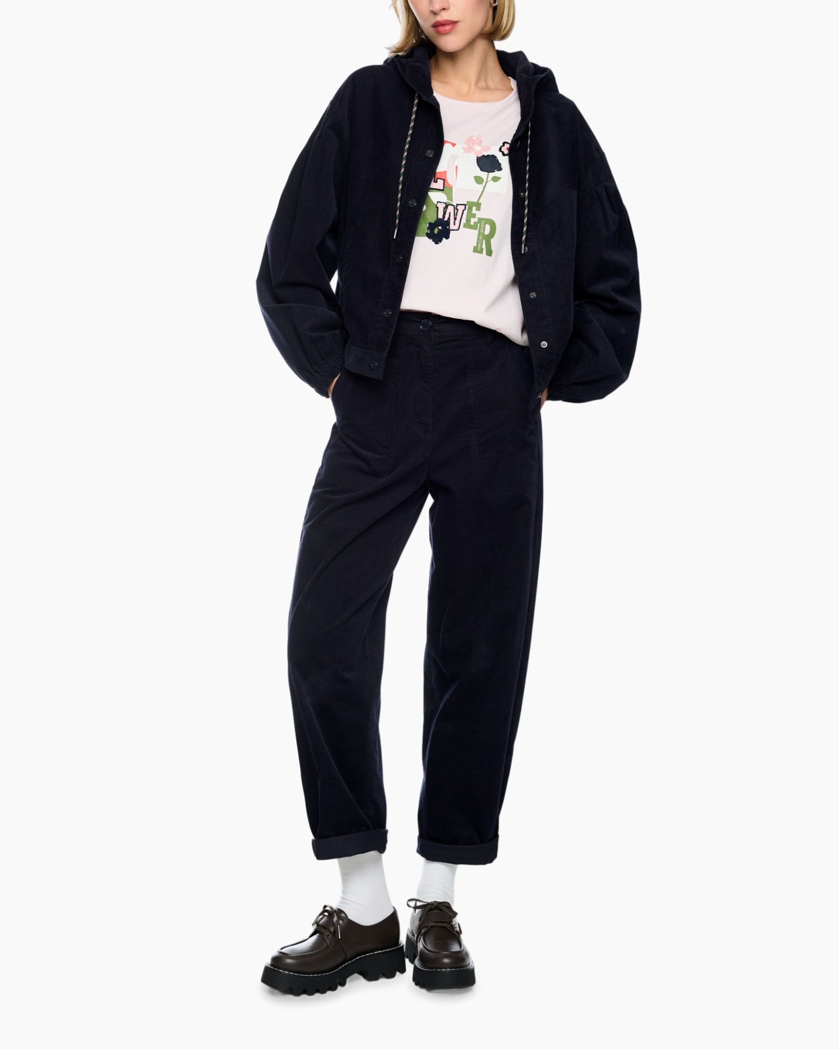 nachteblauwe jas, oversized jas, corduroy jas, blauwe broek, shirt met ronde hals